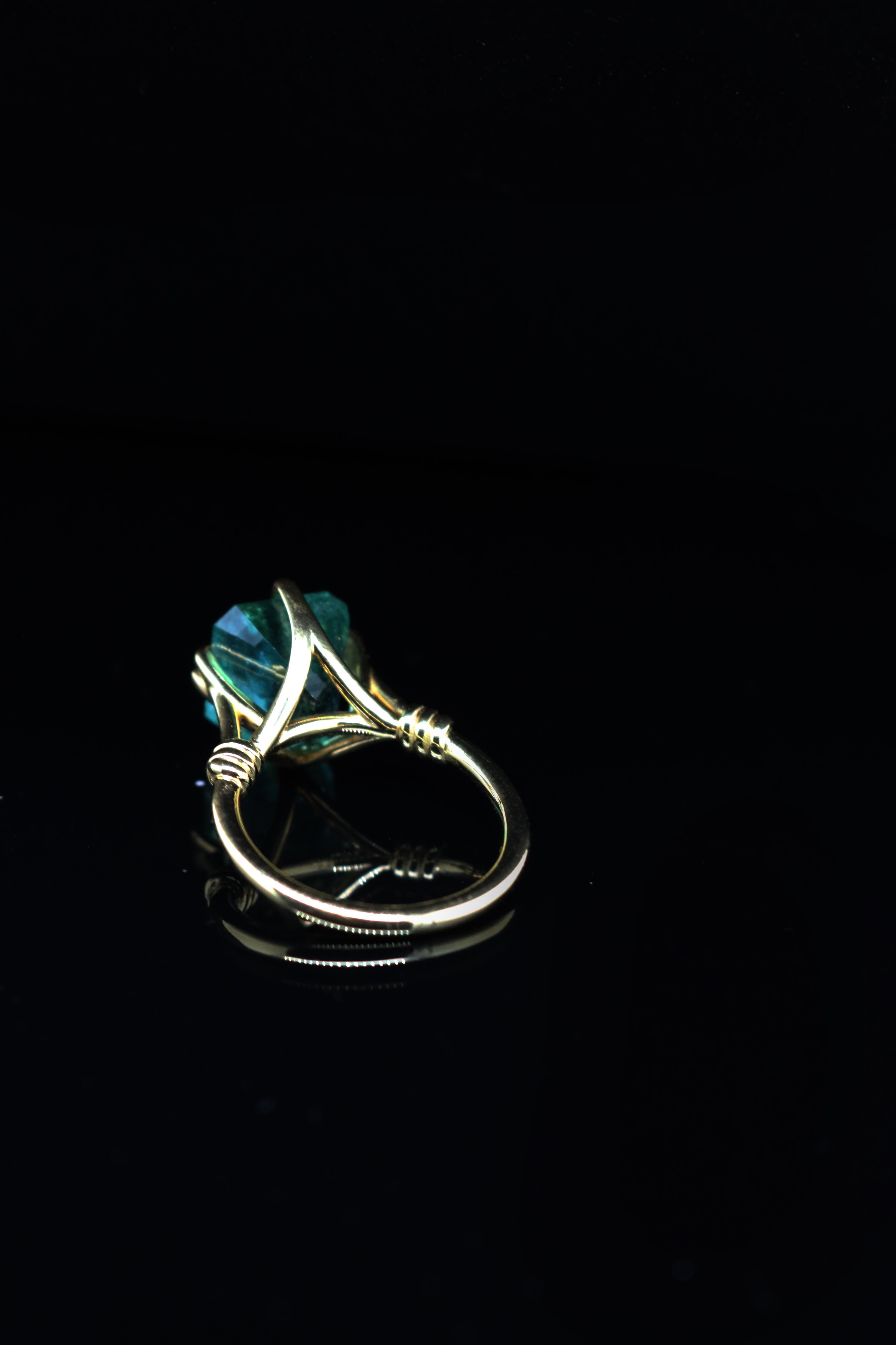 Bague Forget Me Knot en or jaune 18ct avec solitaire en émeraude de 5,35ct en vente 1