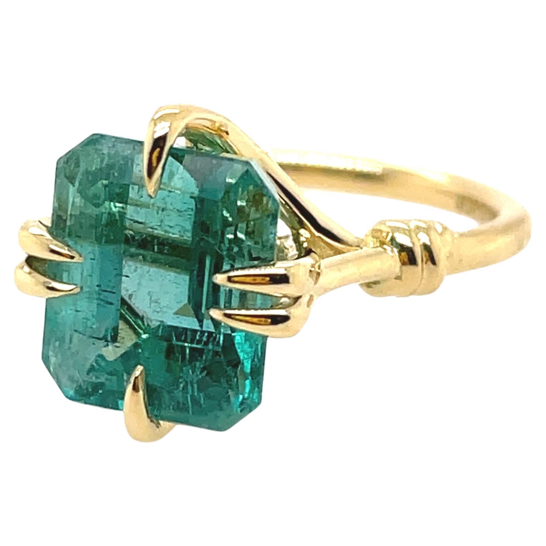 5.35ct Emerald Solitaire style Forget Me Knot ring in 18ct yellow gold  For Sale