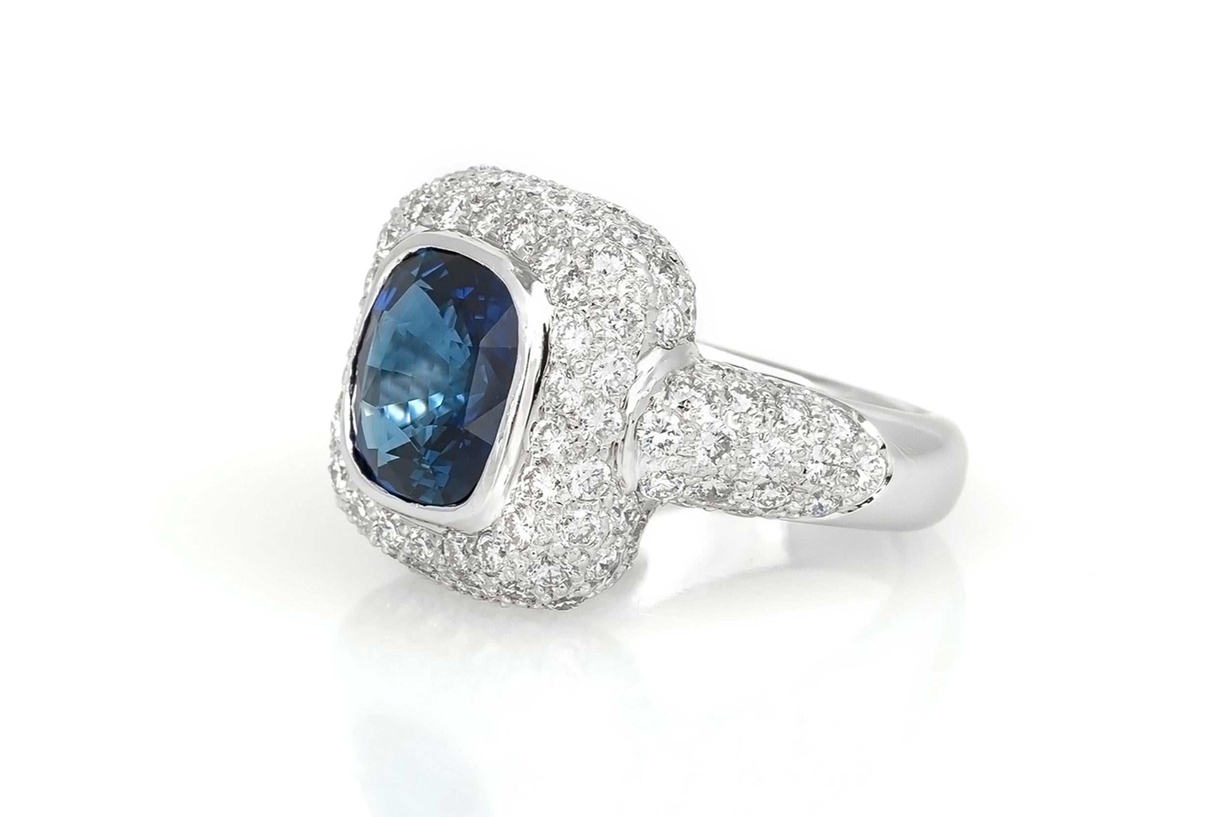 Finement réalisée en or blanc 18k avec un saphir taille coussin pesant 5,36 carats, et des diamants ronds taille brillant en serti-clos pesant au total environ 3,10 carats.
Taille 6, redimensionnable