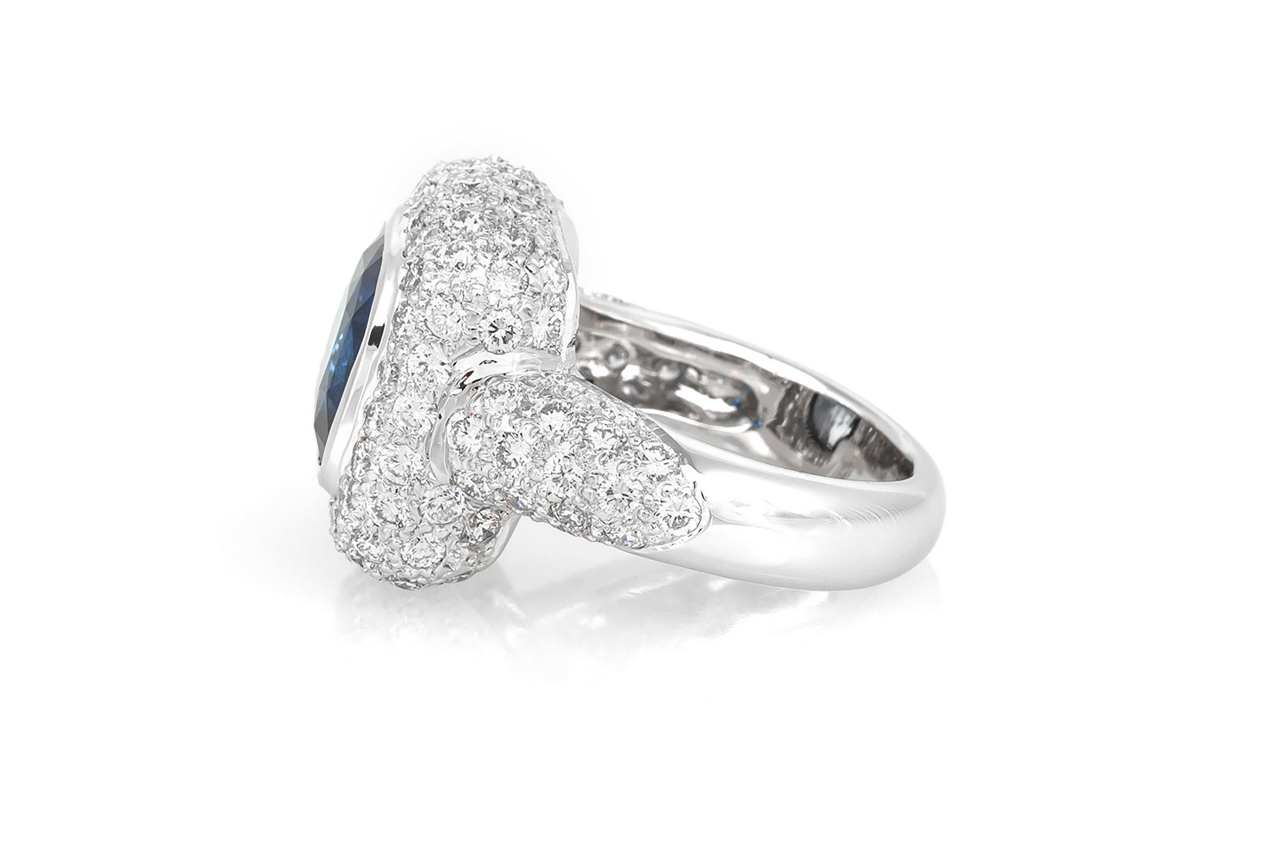 Taille coussin Bague en saphir coussin de 5,36 carats avec diamants en vente