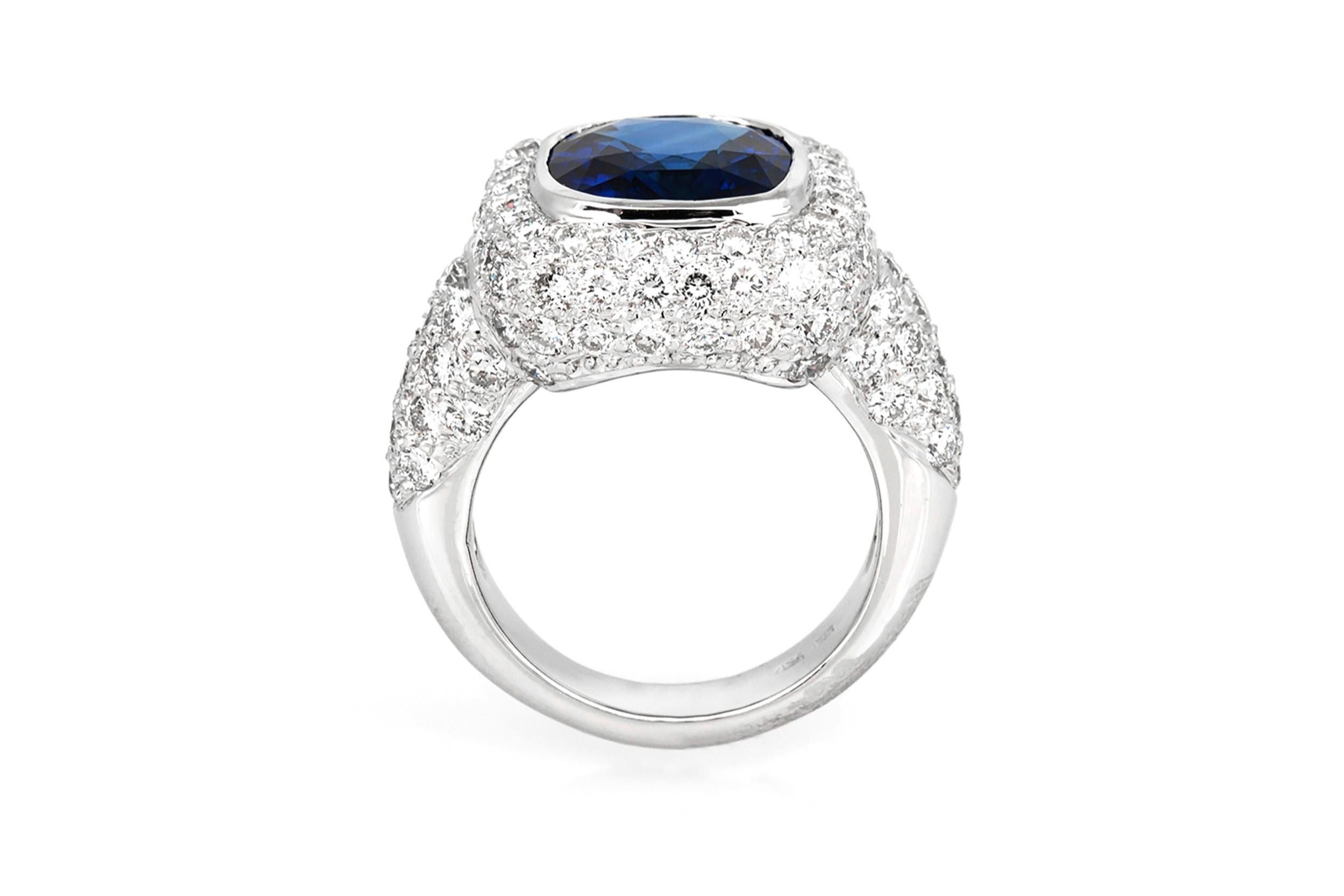 Bague en saphir coussin de 5,36 carats avec diamants Bon état - En vente à New York, NY