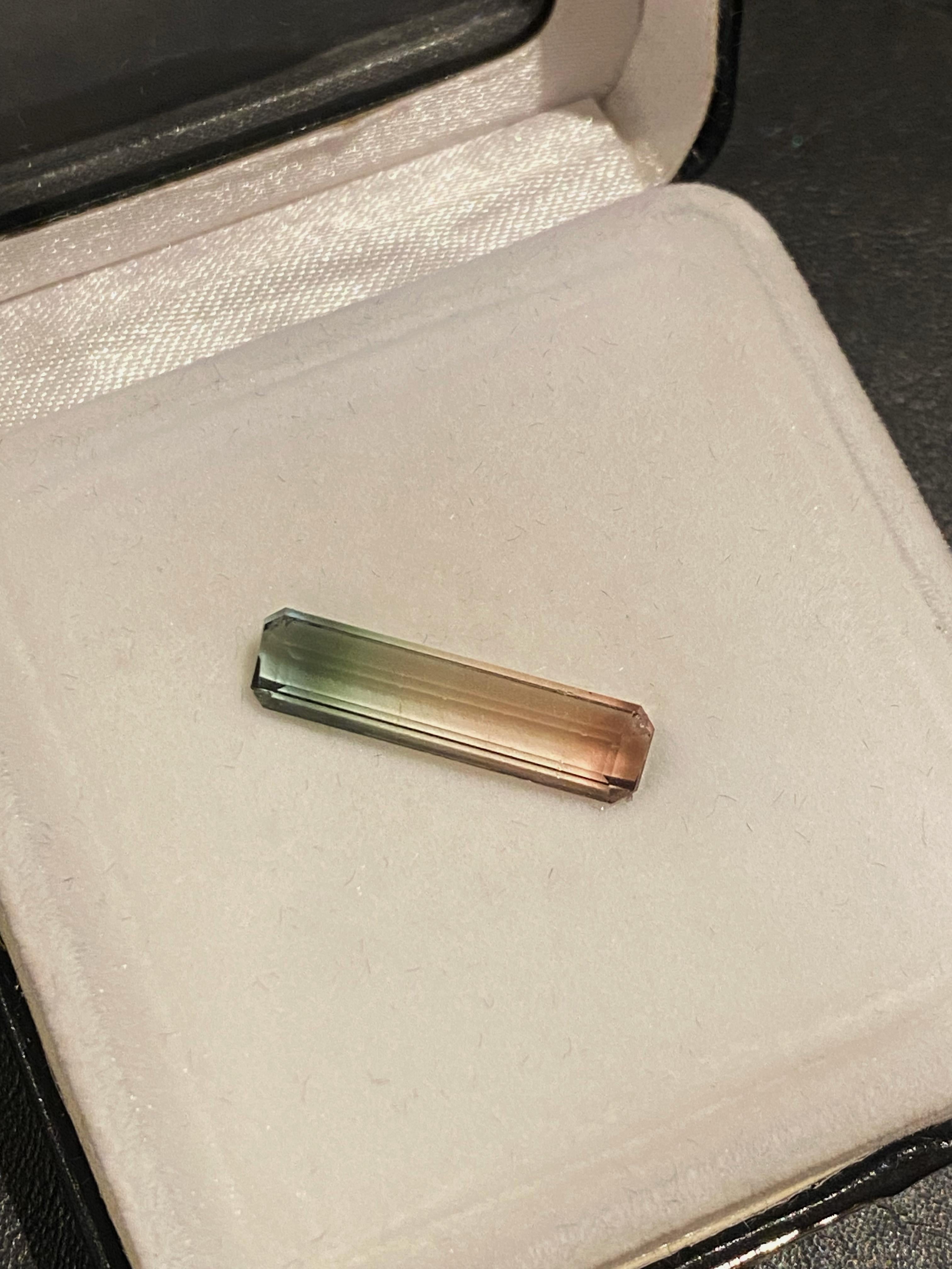 Finos, Raros y Buscados 
Turmalina sandía natural 
de Corte Esmeralda 
de tamaño impresionante - 5,36ct 
(20.1 x 5.2 x 4.5 mm)

de distintivo color sandía - 
pasando del verde al rosa 

Viene con tasación - valorada en 3.300 $.