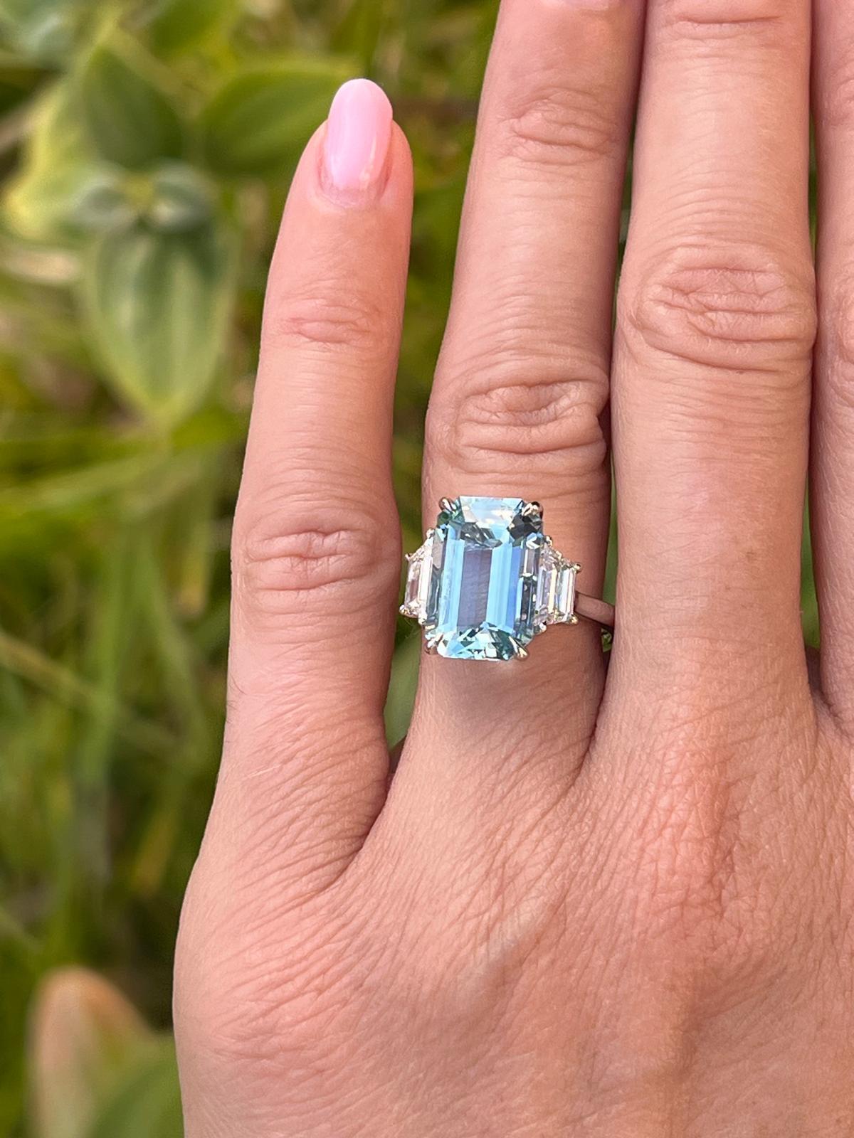 Contemporain Bague de fiançailles en platine avec aigue-marine brésilienne taillée en émeraude de 5,37 carats et diamant en vente