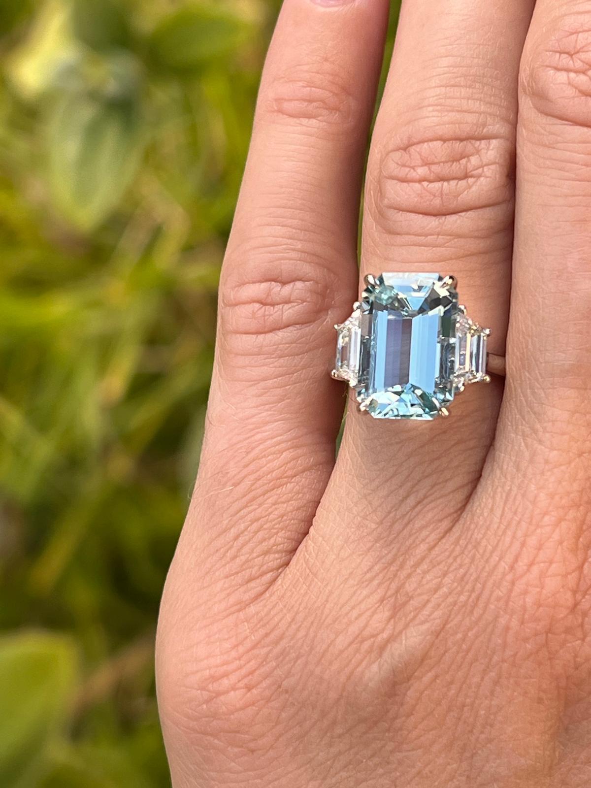 Taille émeraude Bague de fiançailles en platine avec aigue-marine brésilienne taillée en émeraude de 5,37 carats et diamant en vente