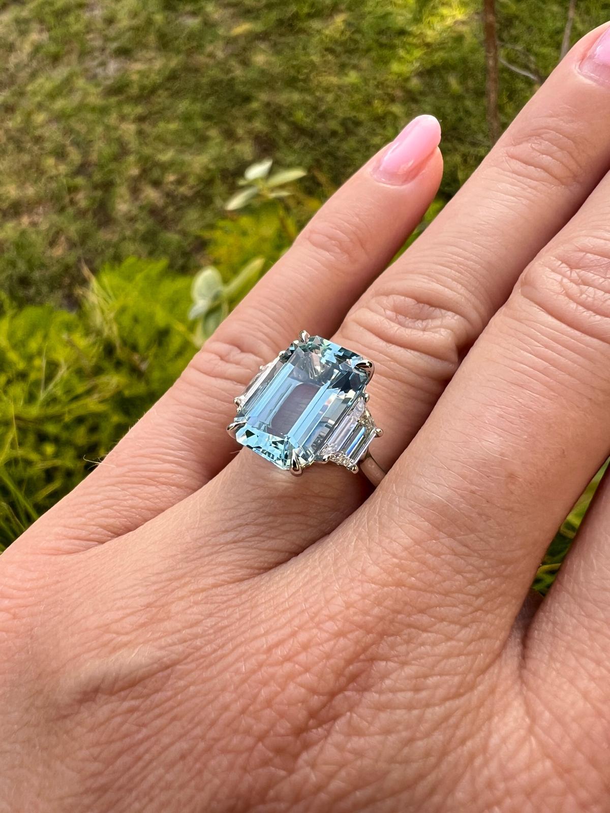 Bague de fiançailles en platine avec aigue-marine brésilienne taillée en émeraude de 5,37 carats et diamant Pour femmes en vente