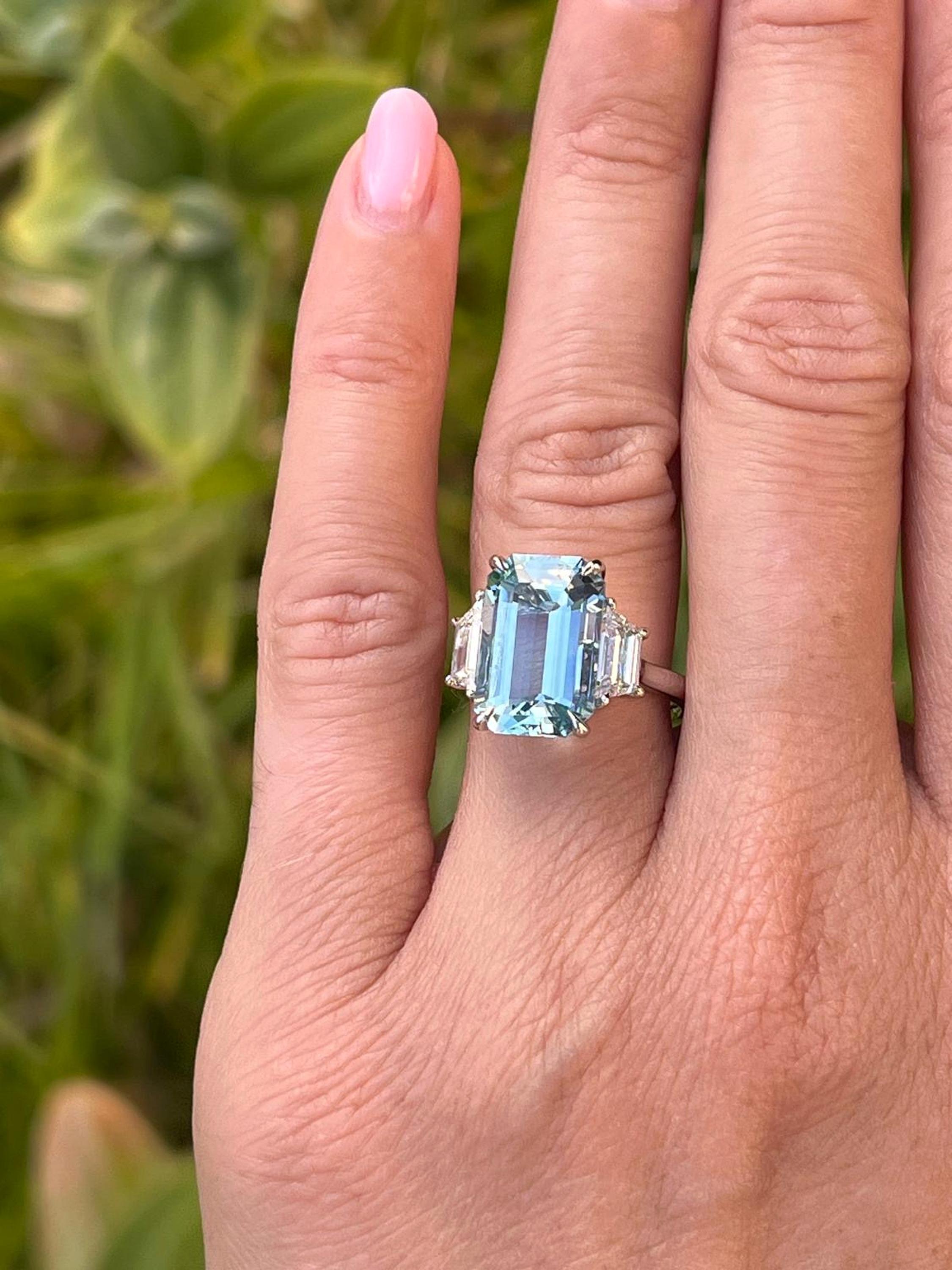 Bague de fiançailles en platine avec aigue-marine brésilienne taillée en émeraude de 5,37 carats et diamant Pour femmes en vente