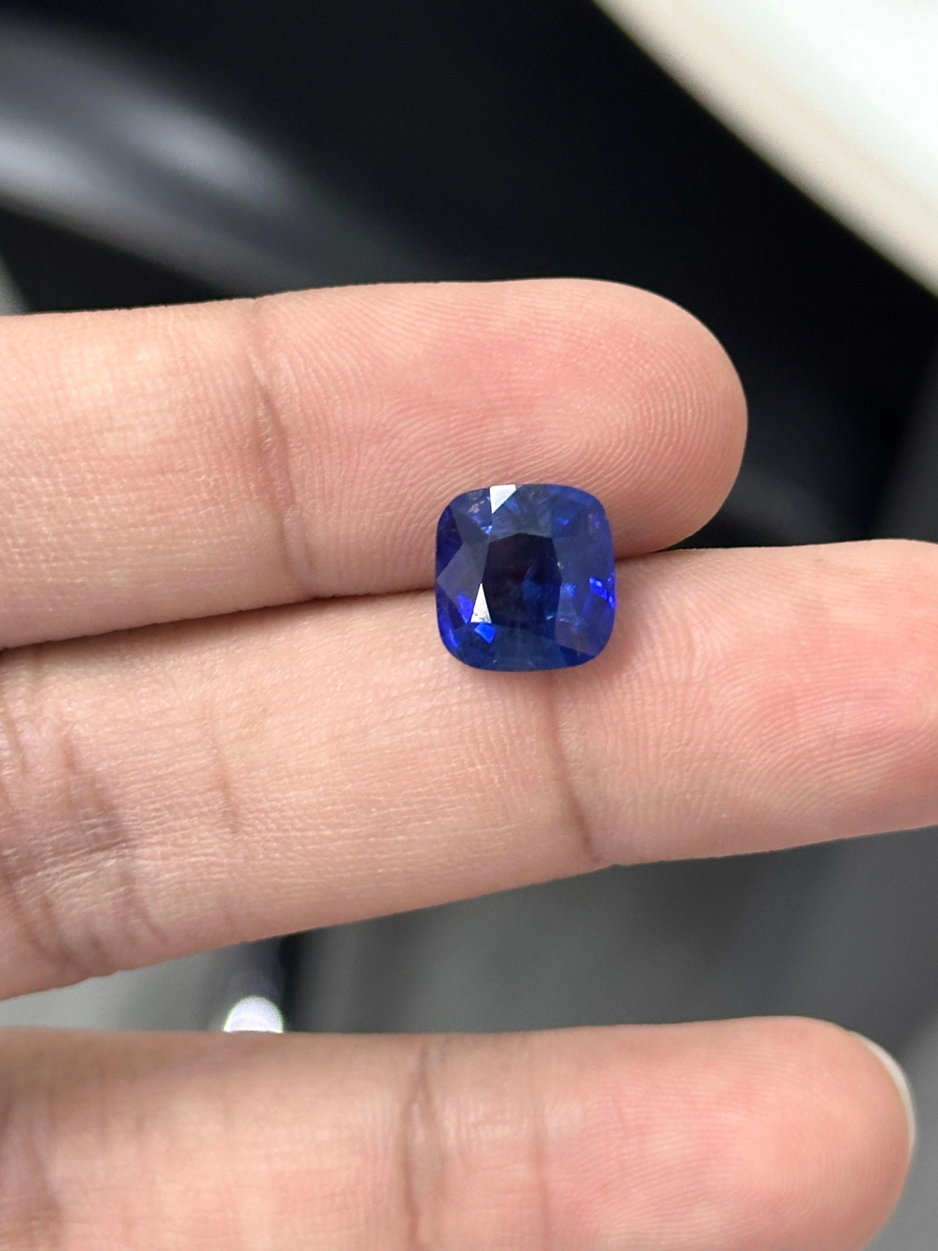 Taglio cuscino 5.38 Carat cushion-cut Sapphire in vendita