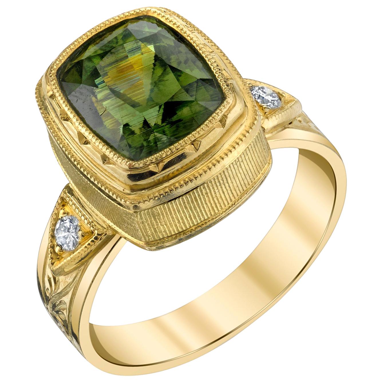 5,38 ct. Bague à anneau gravé en or jaune 18 carats avec zircon vert et diamants