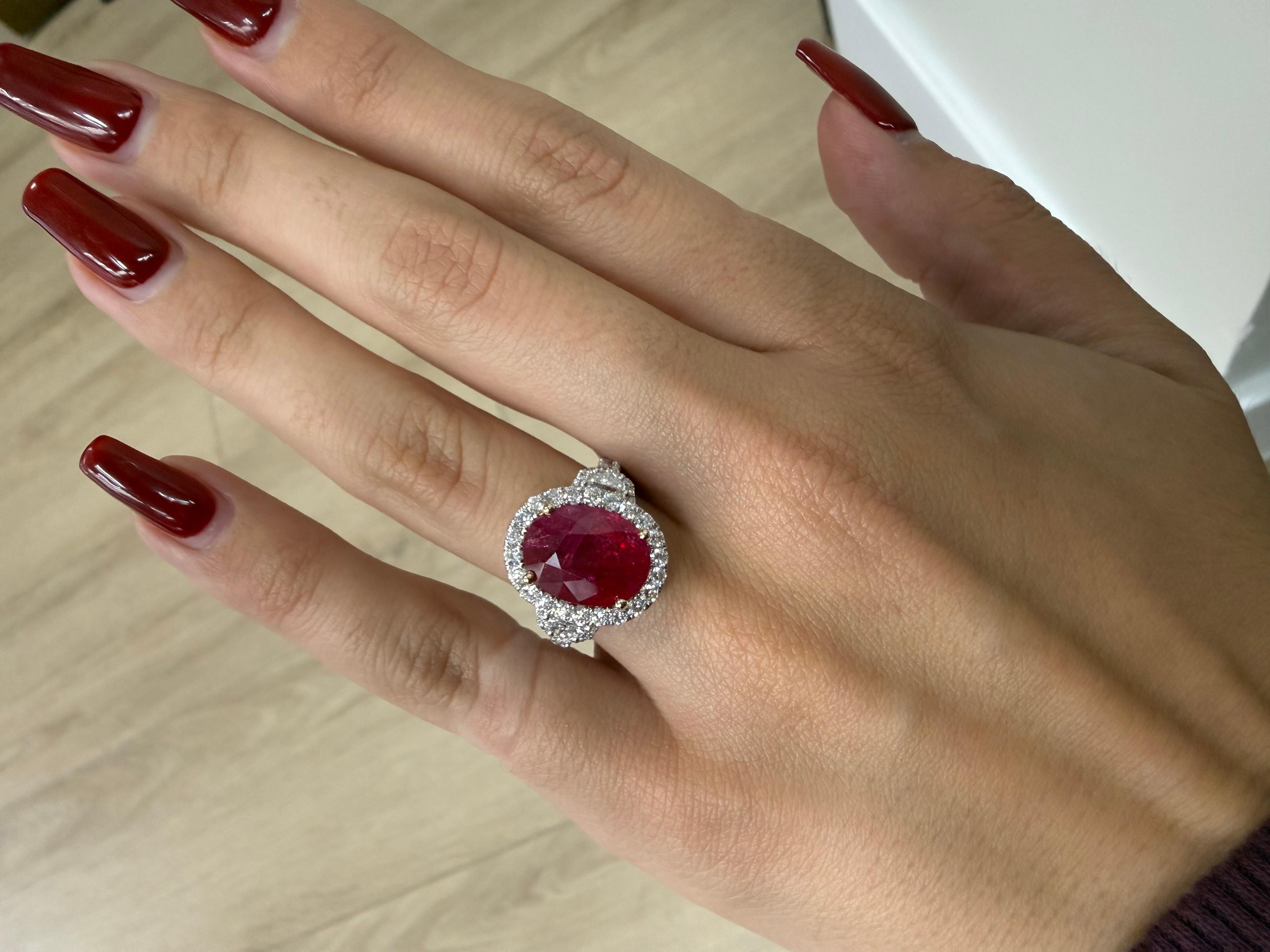 Diamante aureola di 5,38 carati con rubino trapezoidale in vendita 5