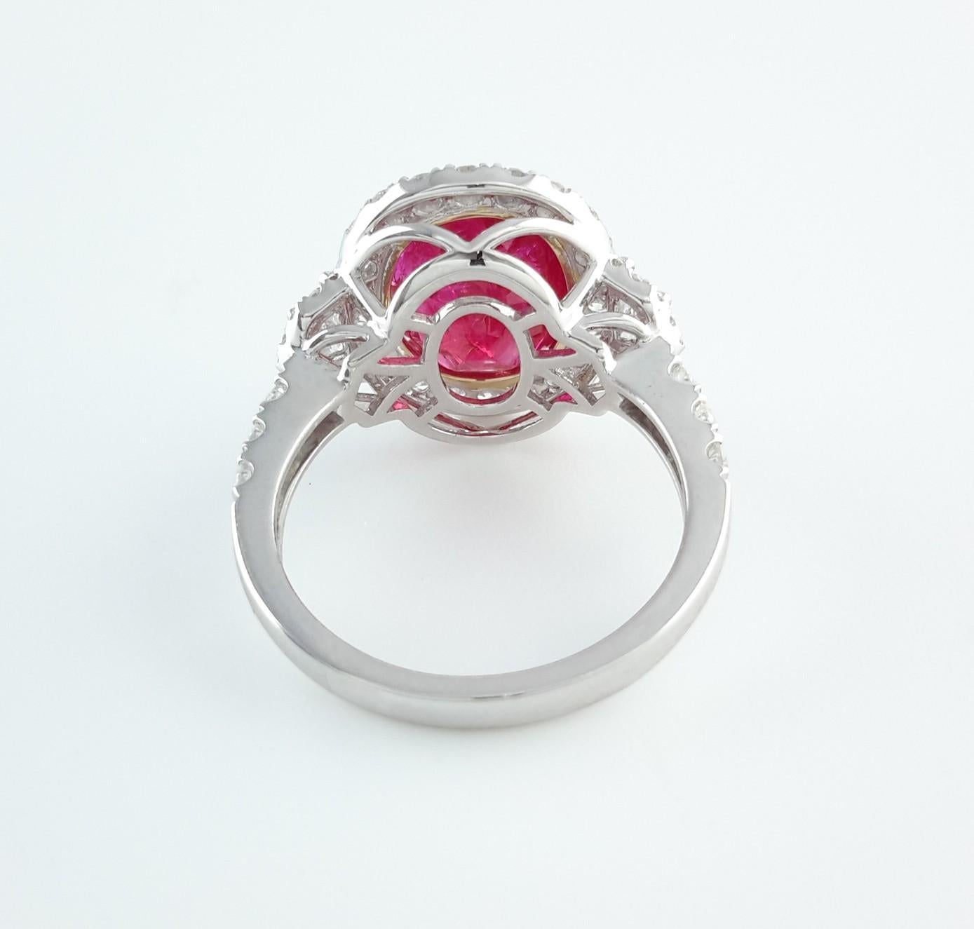 Diamante aureola di 5,38 carati con rubino trapezoidale In condizioni Nuovo in vendita a Los Angeles, CA