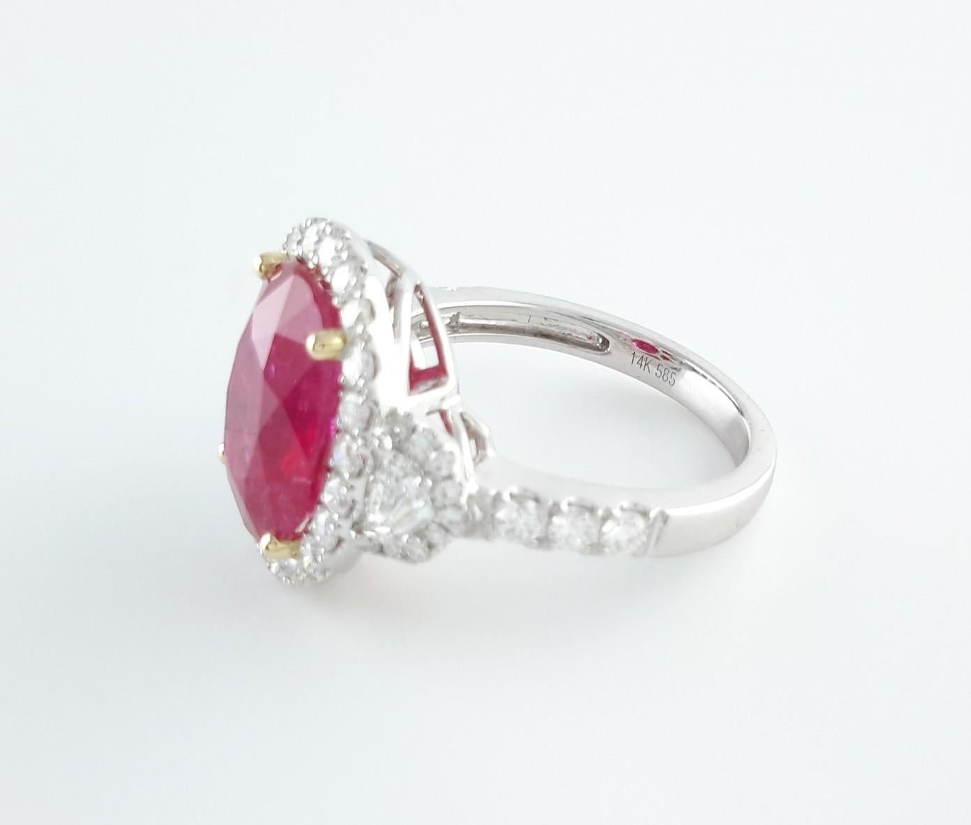 Donna Diamante aureola di 5,38 carati con rubino trapezoidale in vendita