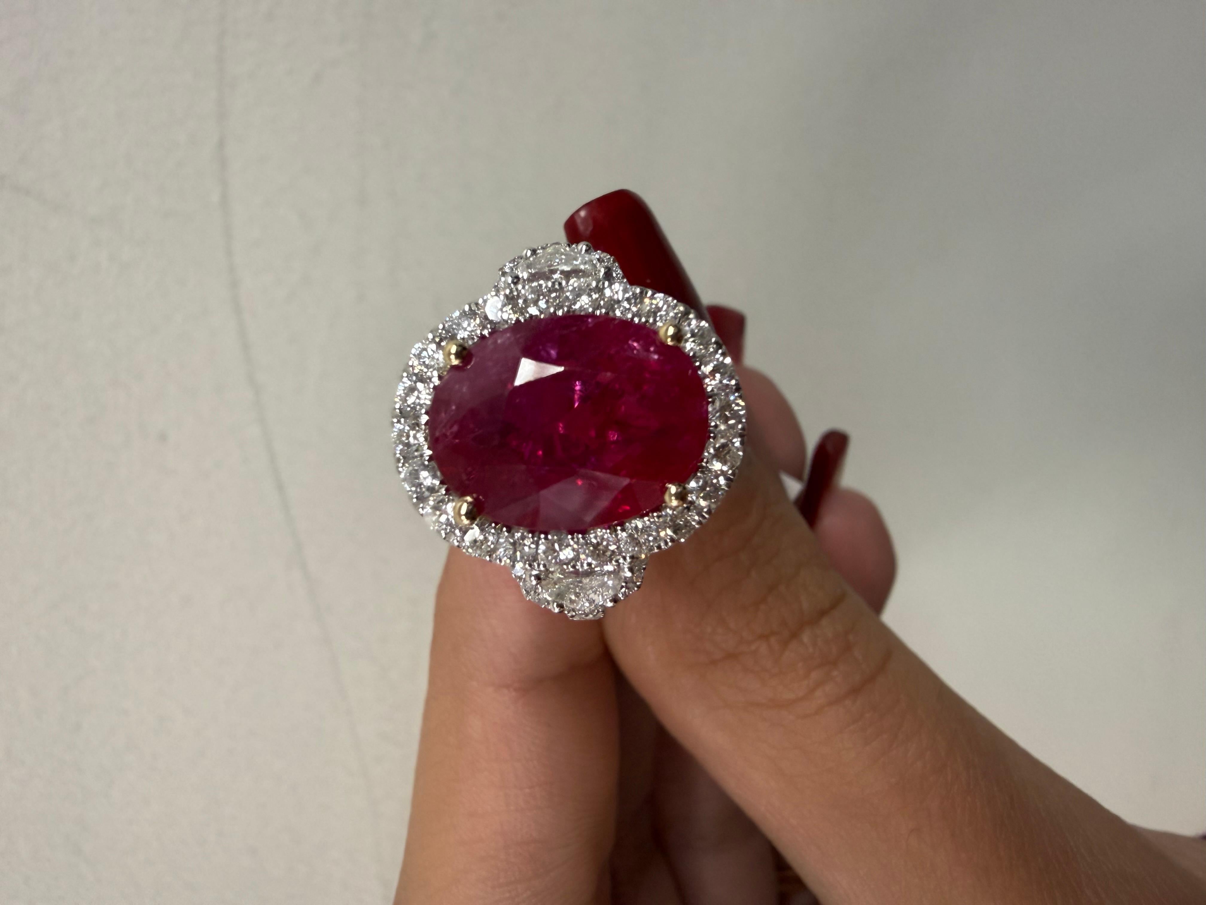 Diamante aureola di 5,38 carati con rubino trapezoidale in vendita 1