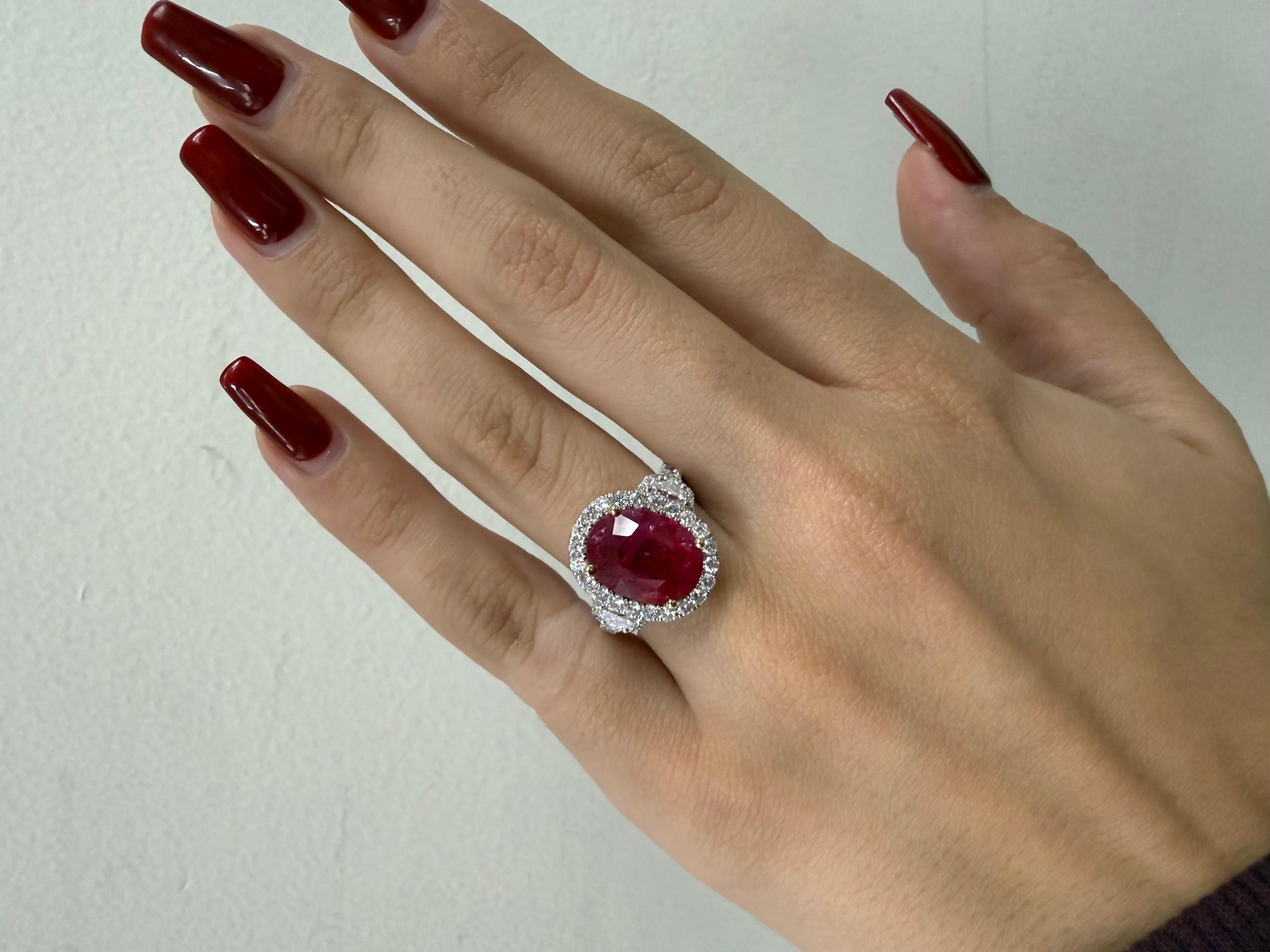 Diamante aureola di 5,38 carati con rubino trapezoidale in vendita 2