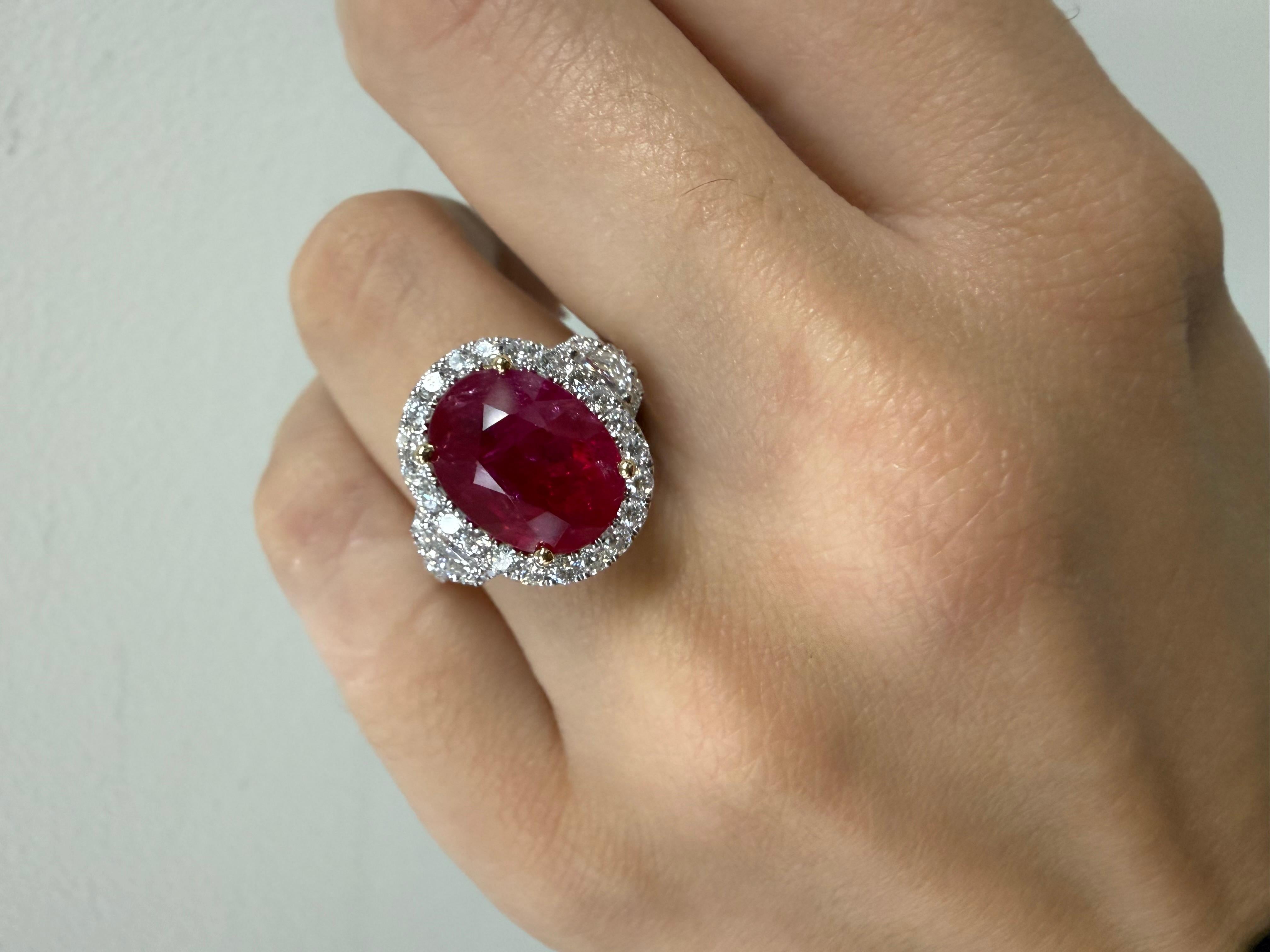 Diamante aureola di 5,38 carati con rubino trapezoidale in vendita 3