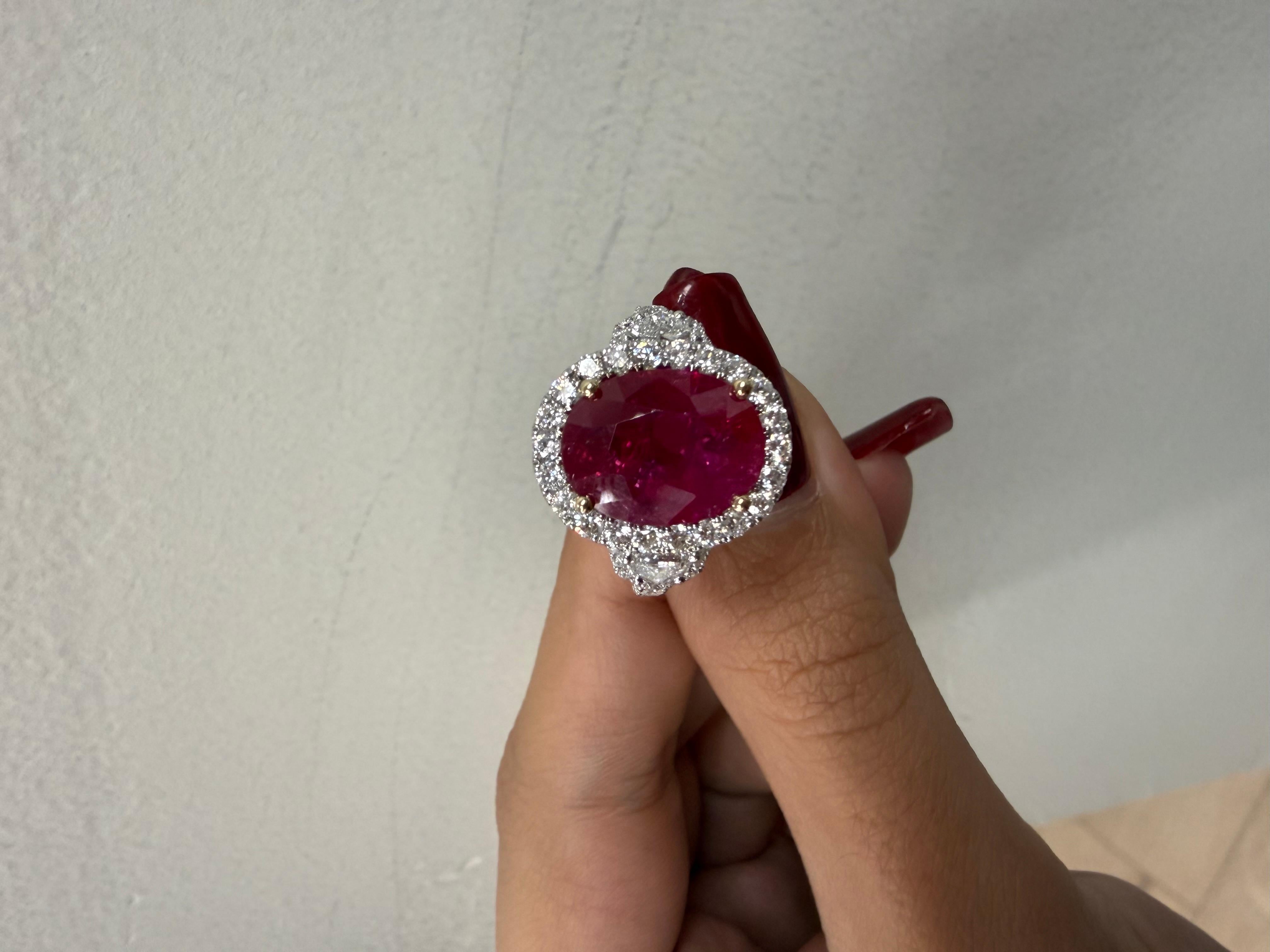 Diamante aureola di 5,38 carati con rubino trapezoidale in vendita 4