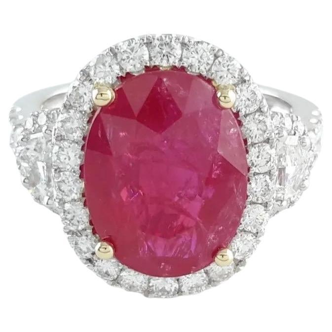 Diamante aureola di 5,38 carati con rubino trapezoidale in vendita