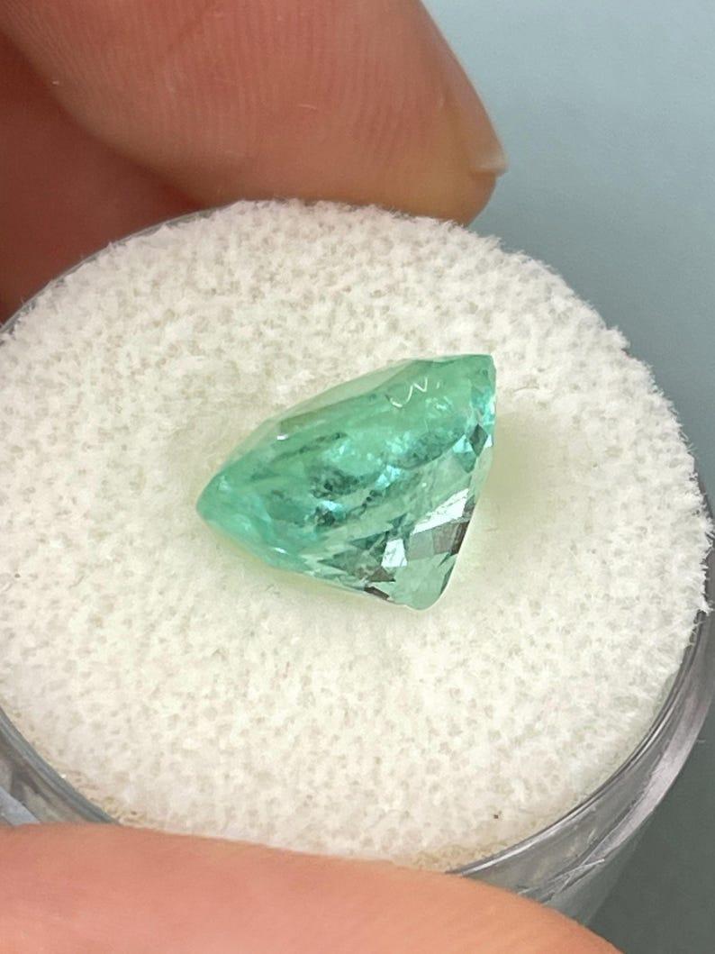 Esmeralda colombiana verde seafoam de 5,38 quilates - Muzo Cushion Cut May Birthstone en venta 1
