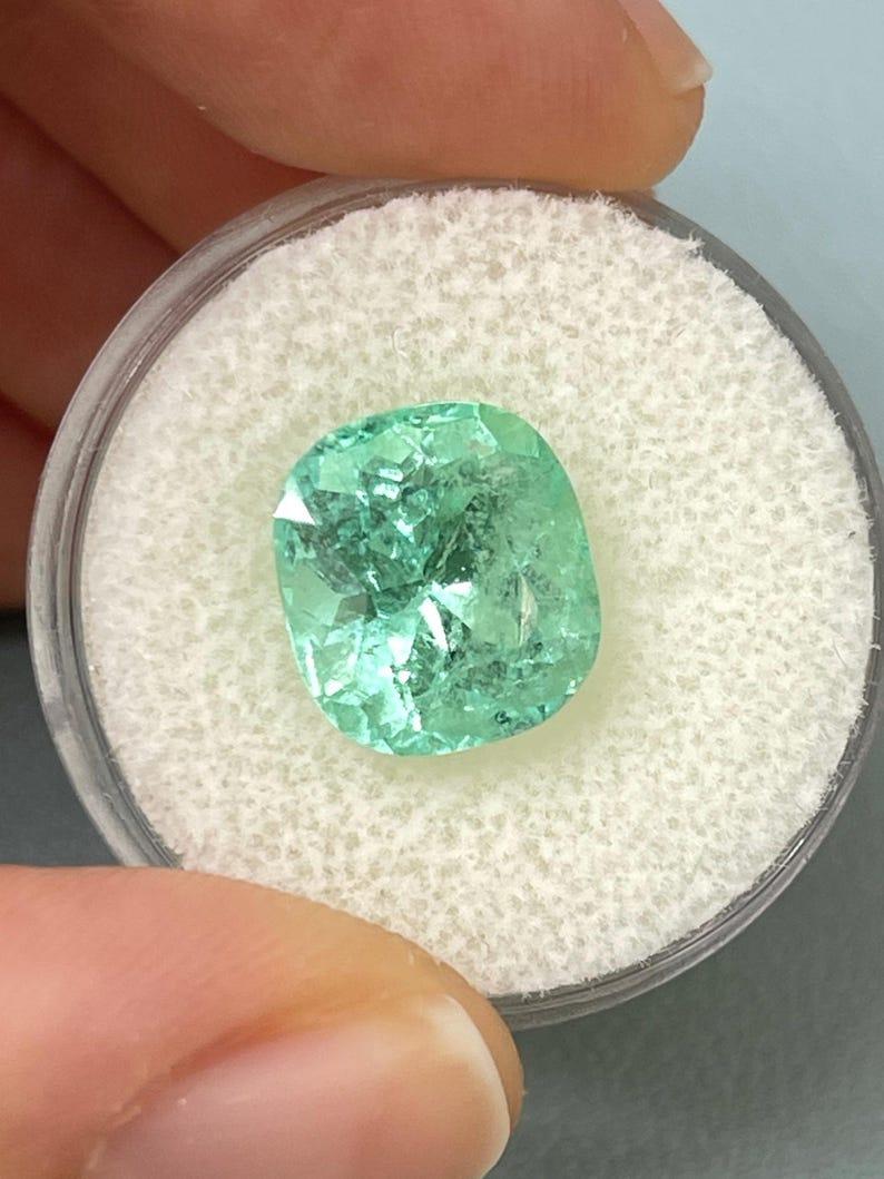 Piedra: Esmeralda
Peso: 5,38 quilates
Forma: Corte de cojín
Claridad: Transparente
Lustre: Muy bueno
Color: Verde claro
Medidas: 11,42 mm x 10,34 mm x 8,11 mm
Origen geográfico: Colombia
Tratamiento: Natural, Engrasado

Observaciones: Debido a sus