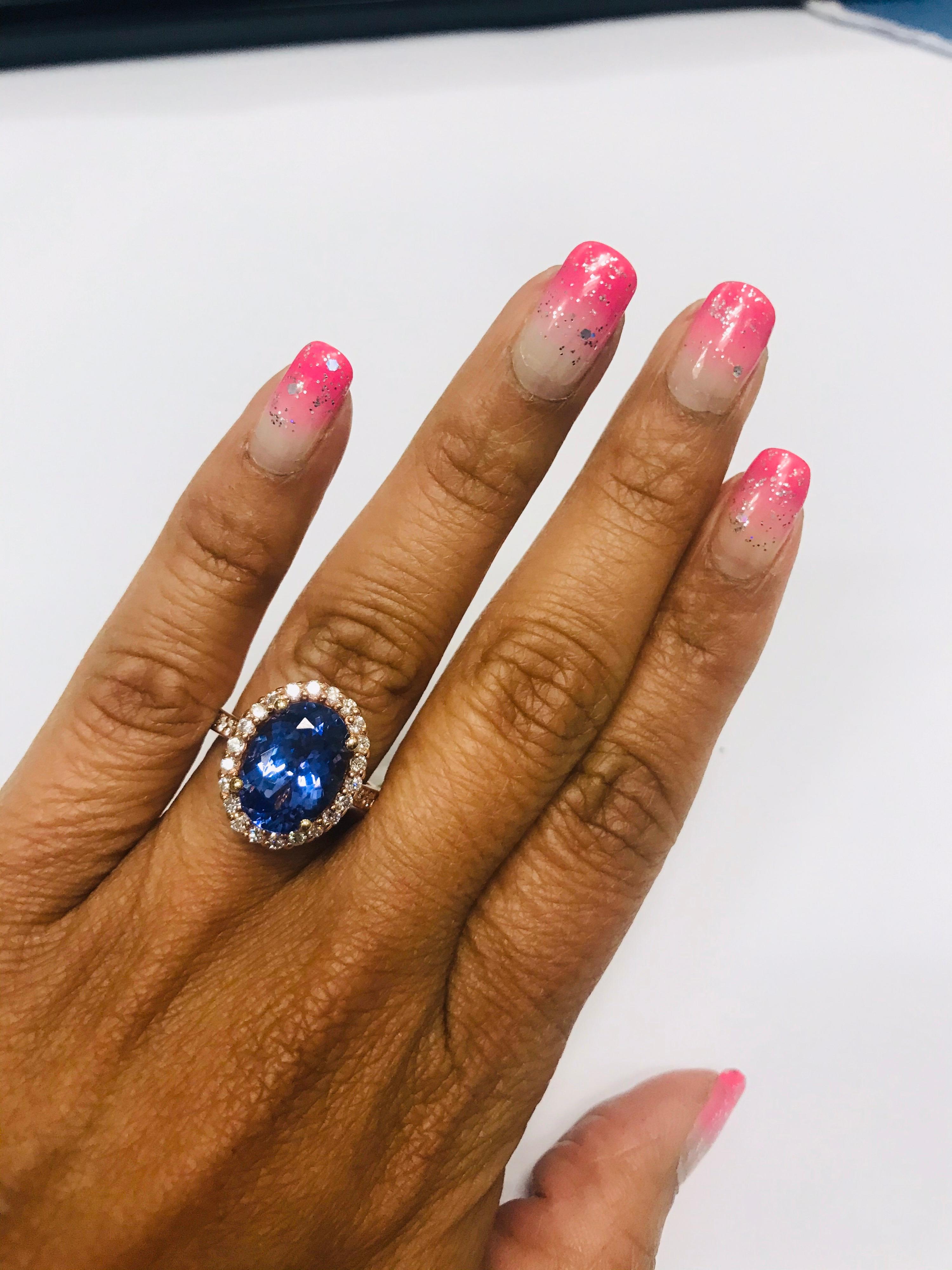 Ring aus 14 Karat Roségold mit 5,38 Karat Tansanit und Diamant Halo im Zustand „Neu“ im Angebot in Los Angeles, CA