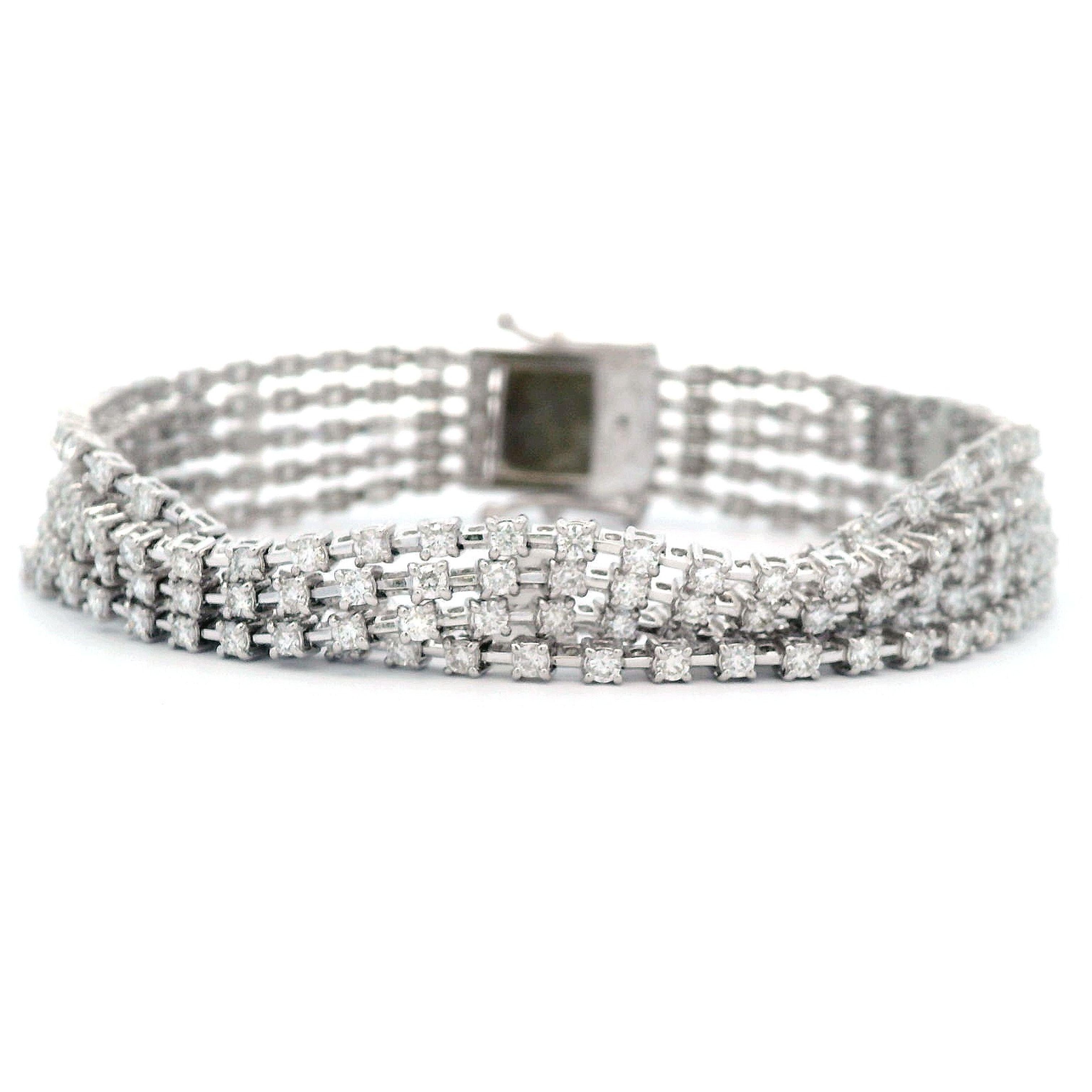 Exquisites und zeitloses fünfreihiges Diamanten-Tennisarmband. 
250 Diamanten insgesamt, insgesamt 5,38 Karat. Ungefähr D-F Farbe und VS2 Reinheit. Zackenbesetzt, 26,37 Gramm, 18 Karat Weißgold, Größe 7. 
Auf Anfrage wird eine aktuelle digitale