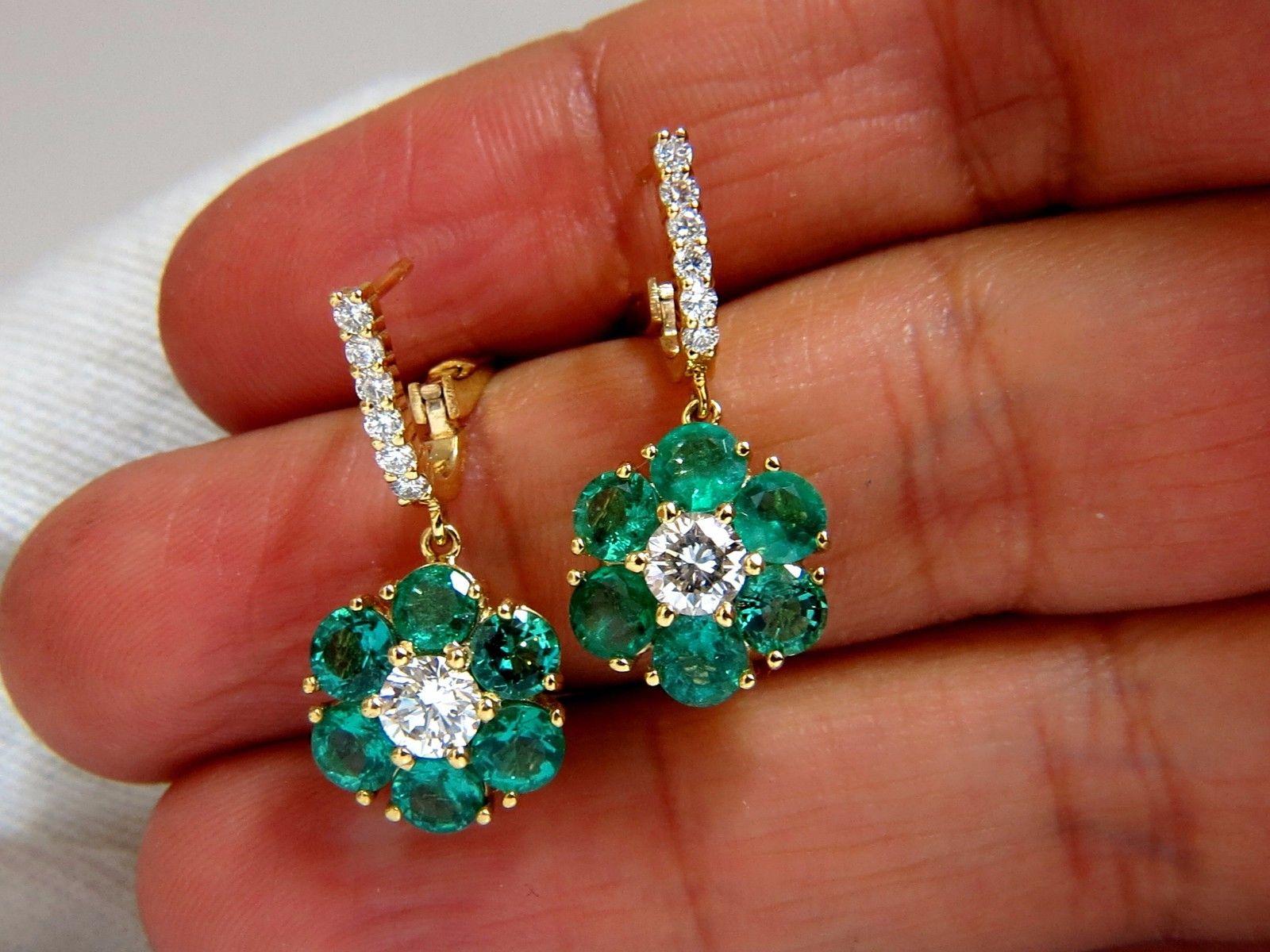 Cluster Flora Dangles.

4.08ct. Natural (12) Emeralds

Emeralds: Round brilliant cuts.

Transparent & Even Green tone.

Ranging: 4.5mm Each



1.30cts of round diamonds: 

(1.00ct center & .30 top lever)

G-color, Vs-2 clarity.

14kt. yellow gold

6