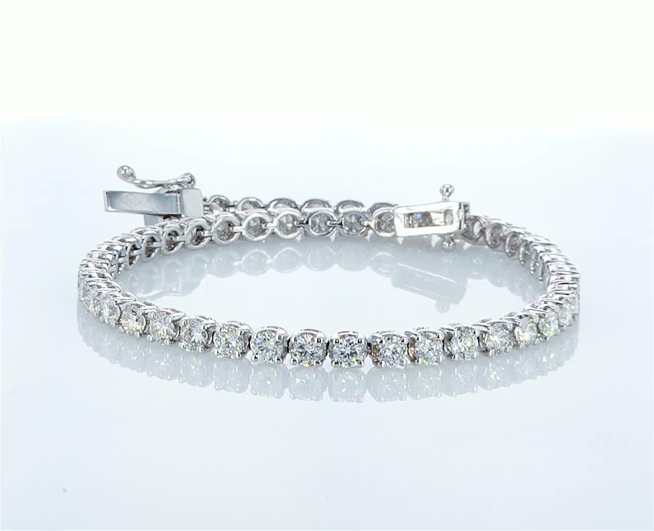 Taille ronde Bracelet tennis en or blanc 14 carats avec diamants de 5,39 carats en vente
