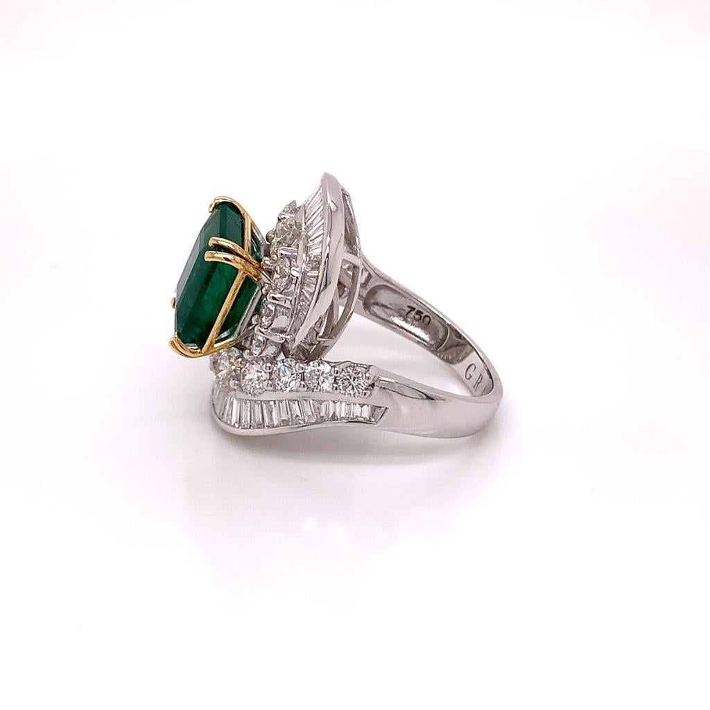 5.39 Carat Emerald and Diamond Ring in 18K White Gold In New Condition For Sale In London, GB