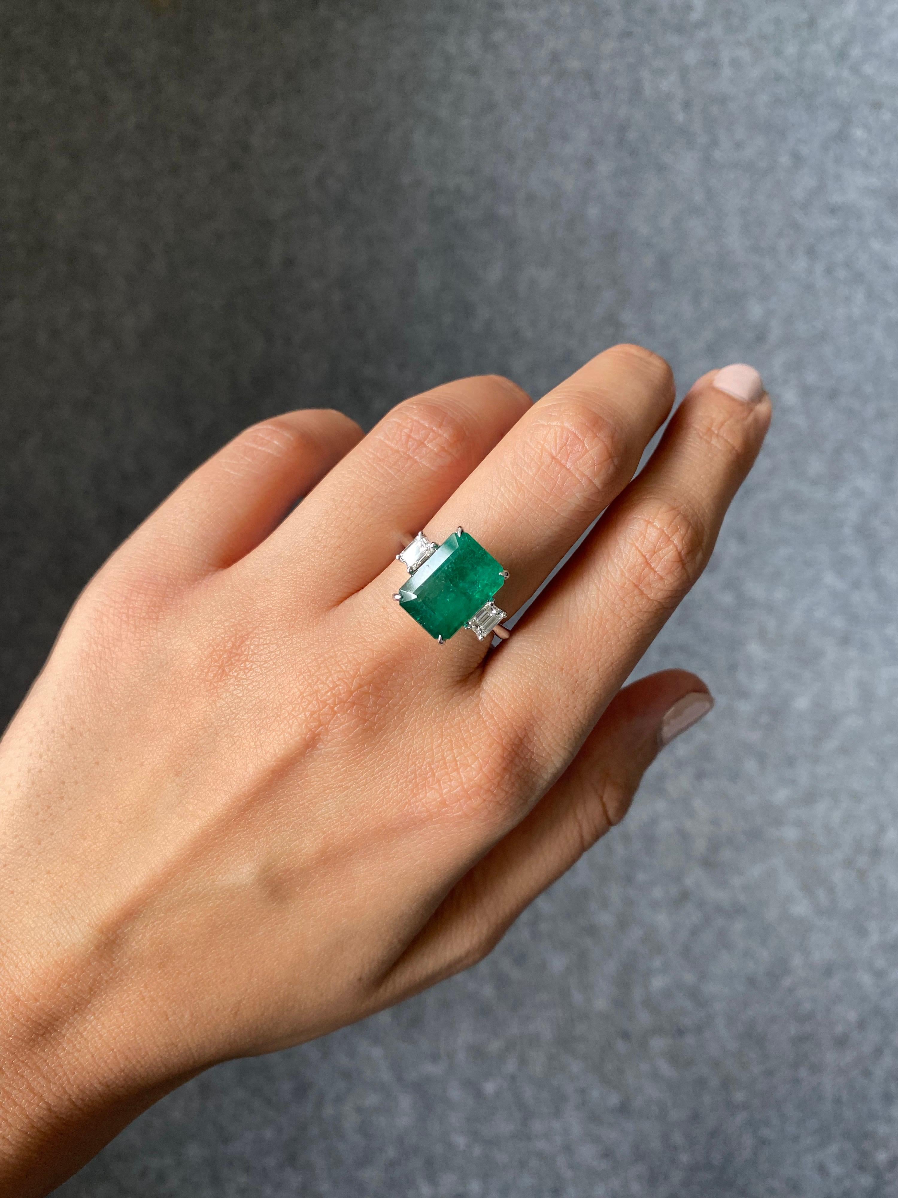 Dreisteiniger Verlobungsring mit Smaragd und Diamant, 5,39 Karat (Moderne)
