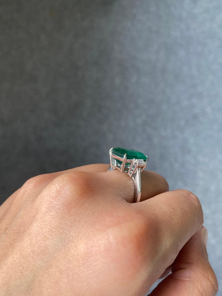5.39 Carat Emerald and Diamond Three-Stone Engagement Ring In New Condition For Sale In Bangkok, Thailand