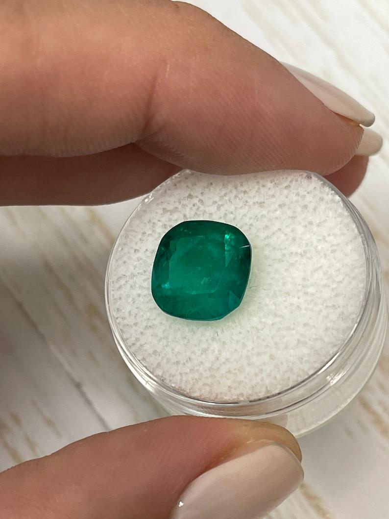 5.39 Carat Intense Green Colombian Emerald - Minor Oil Cushion Cut May Birthston In New Condition For Sale In Jupiter, FL