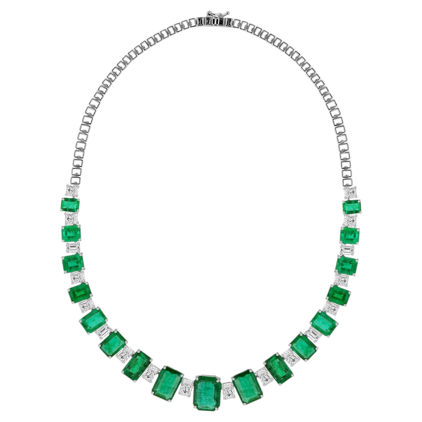 Collar llamativo con una esmeralda de Zambia de 53,92 quilates y un diamante de 11,79 quilates, en oro blanco de 18 quilates