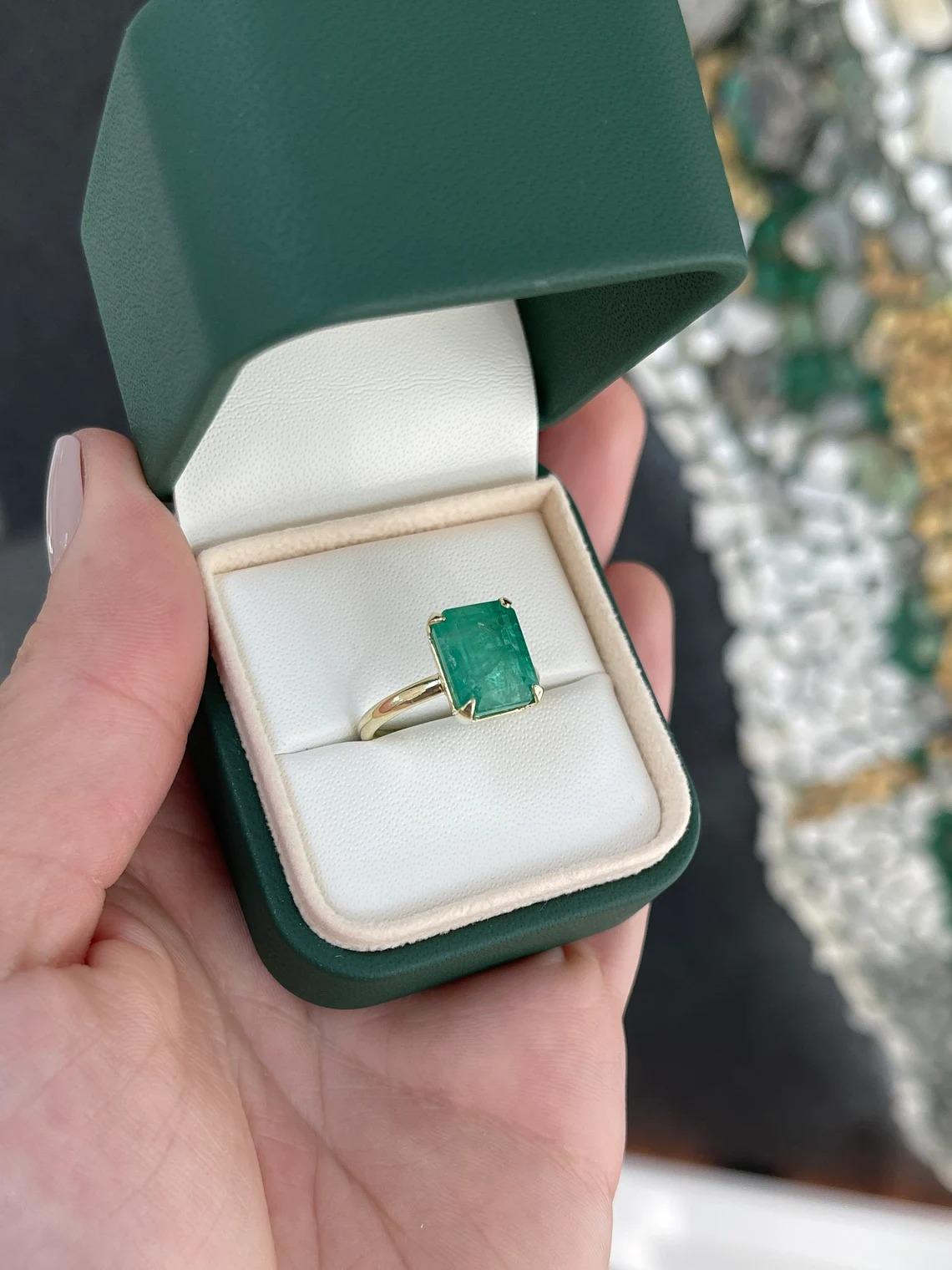 5.39ct 14K Natural Mossy Green Emerald Cut Emerald Solitaire Four Prong Ring (bague à quatre branches) en vente 3