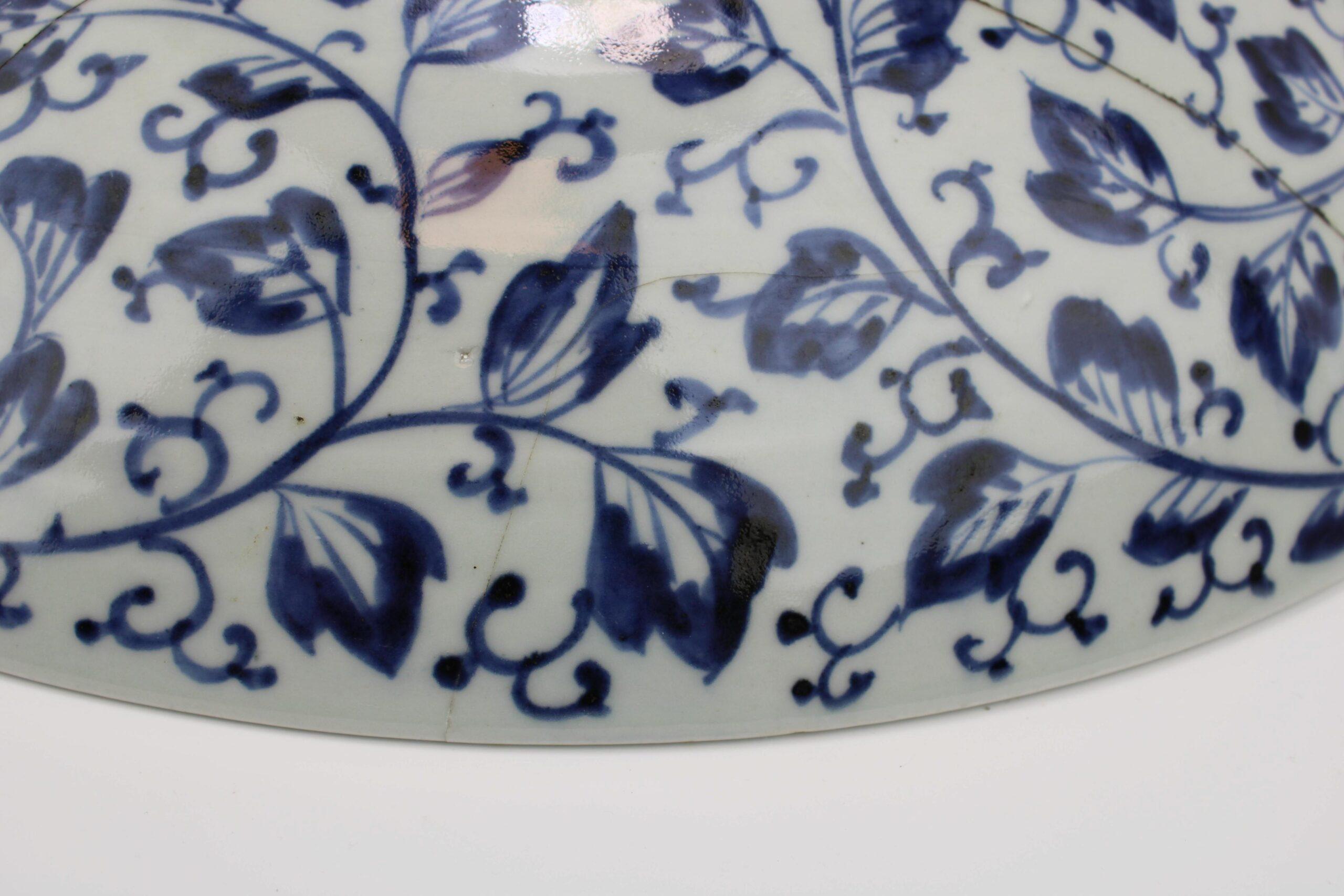 Grand chargeur en porcelaine japonaise Kraak ancien de la période 1680-1690 Arita 53CM en vente 4