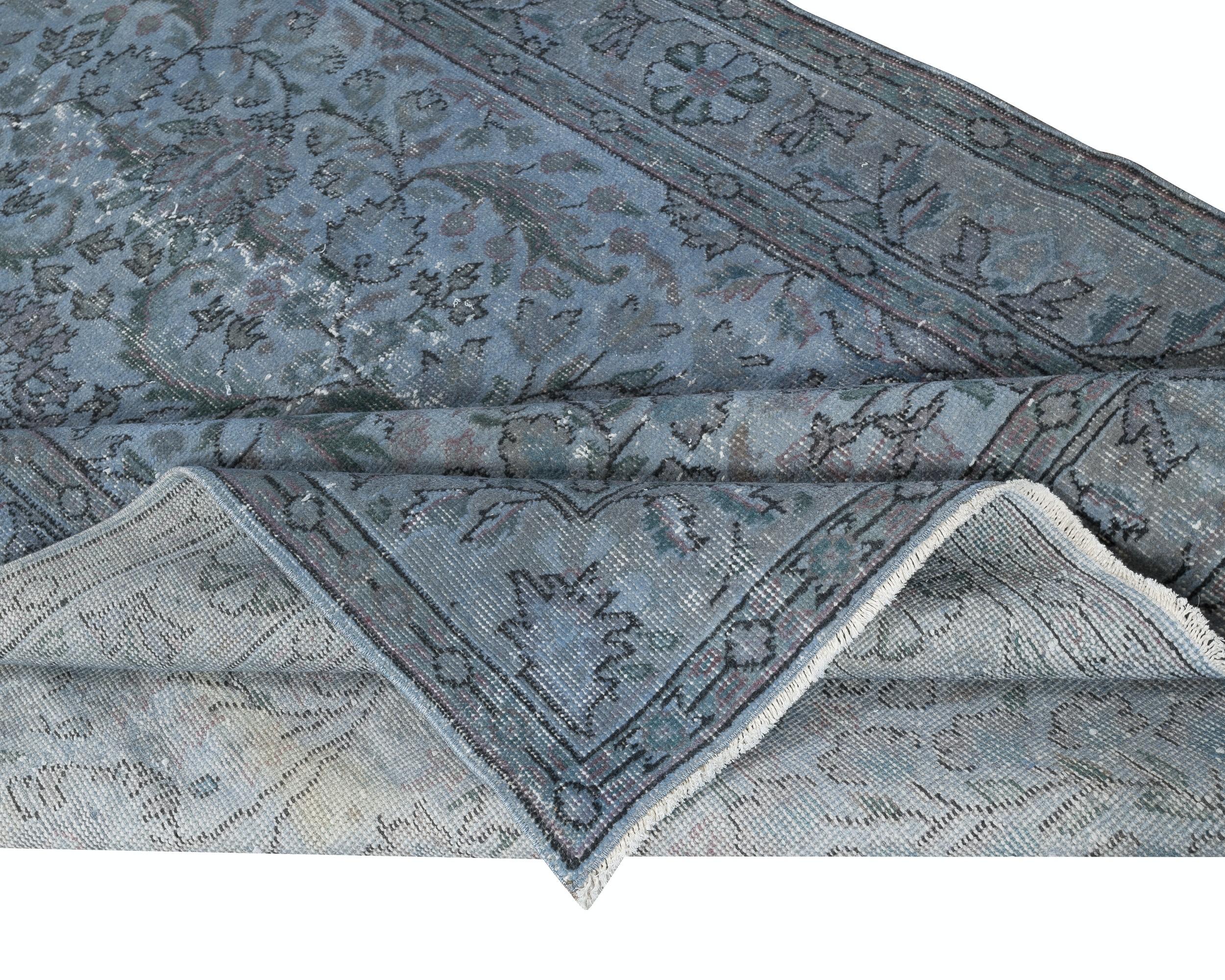 Moderner, geblümt gemusterter Teppich in Blau, 5.3x10 Ft, handgeknüpft in der Türkei (Türkisch) im Angebot