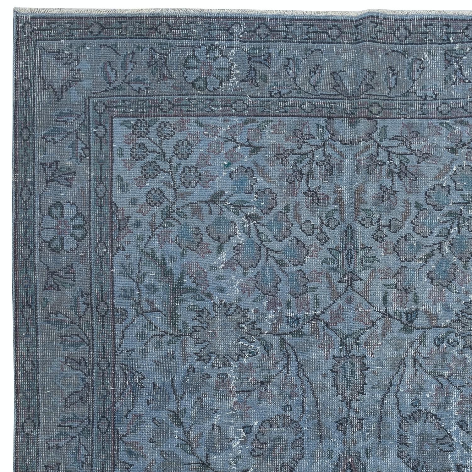 Moderner, geblümt gemusterter Teppich in Blau, 5.3x10 Ft, handgeknüpft in der Türkei (Handgeknüpft) im Angebot