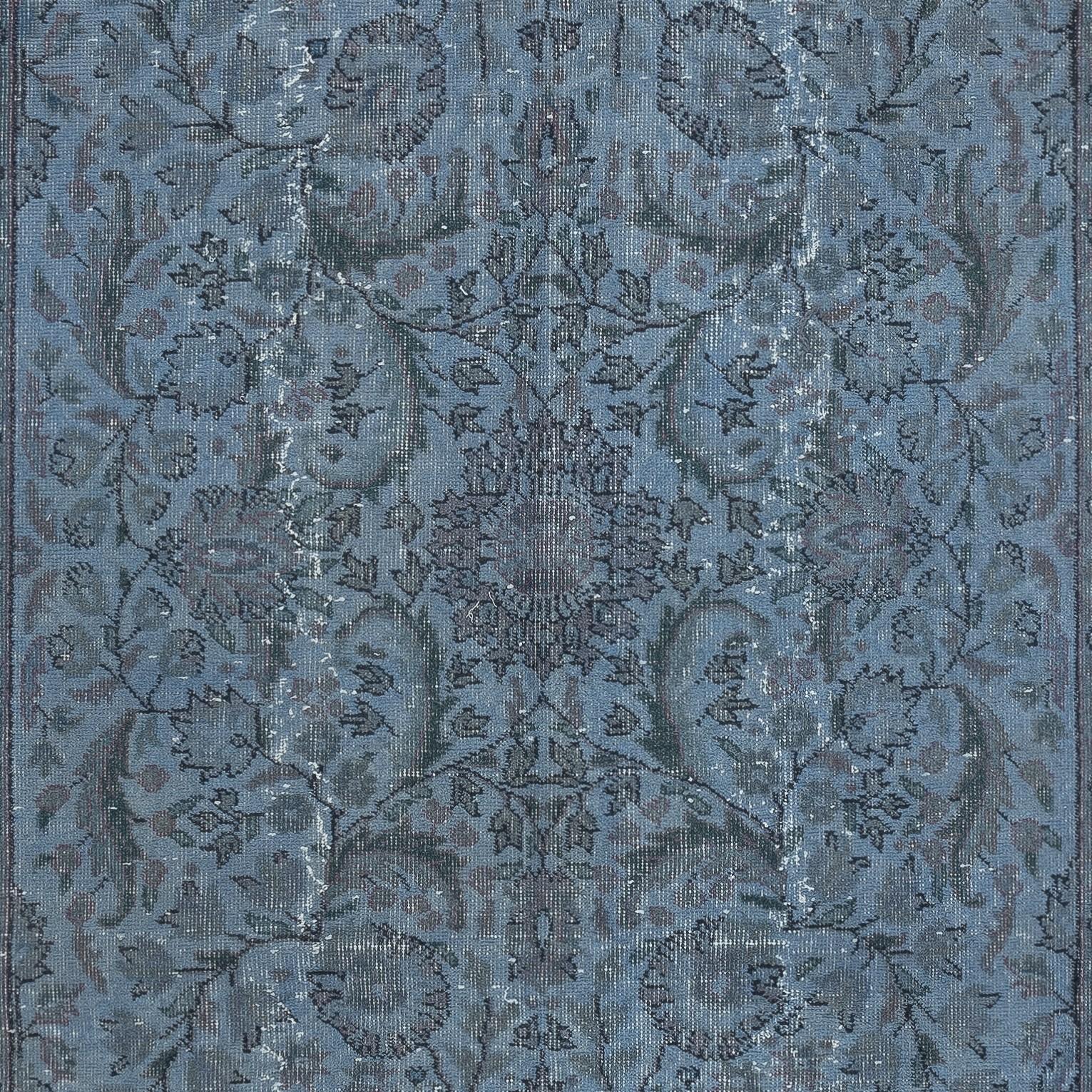 Moderner, geblümt gemusterter Teppich in Blau, 5.3x10 Ft, handgeknüpft in der Türkei im Zustand „Gut“ im Angebot in Spring Valley, NY