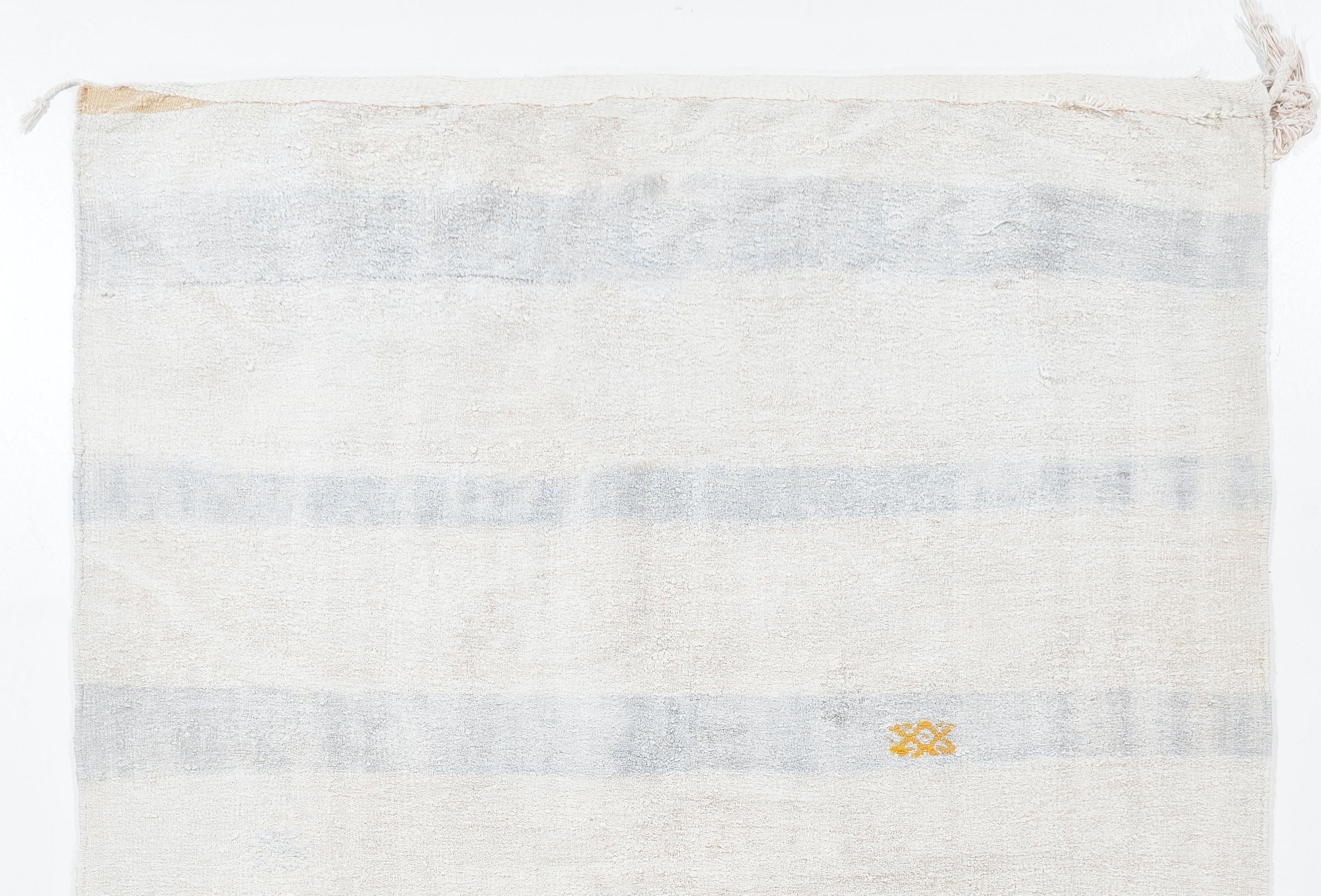Ein authentisches, handgefertigtes Flachgewebe (Kilim) aus der Osttürkei, das von Nomaden als Bodenbelag für ihre Zelte und Winterhäuser gewebt wurde. Dieser Baumwollkelim zeigt ein einfaches Streifenmuster in verwaschenen Blau- und rosa-hellgrauen