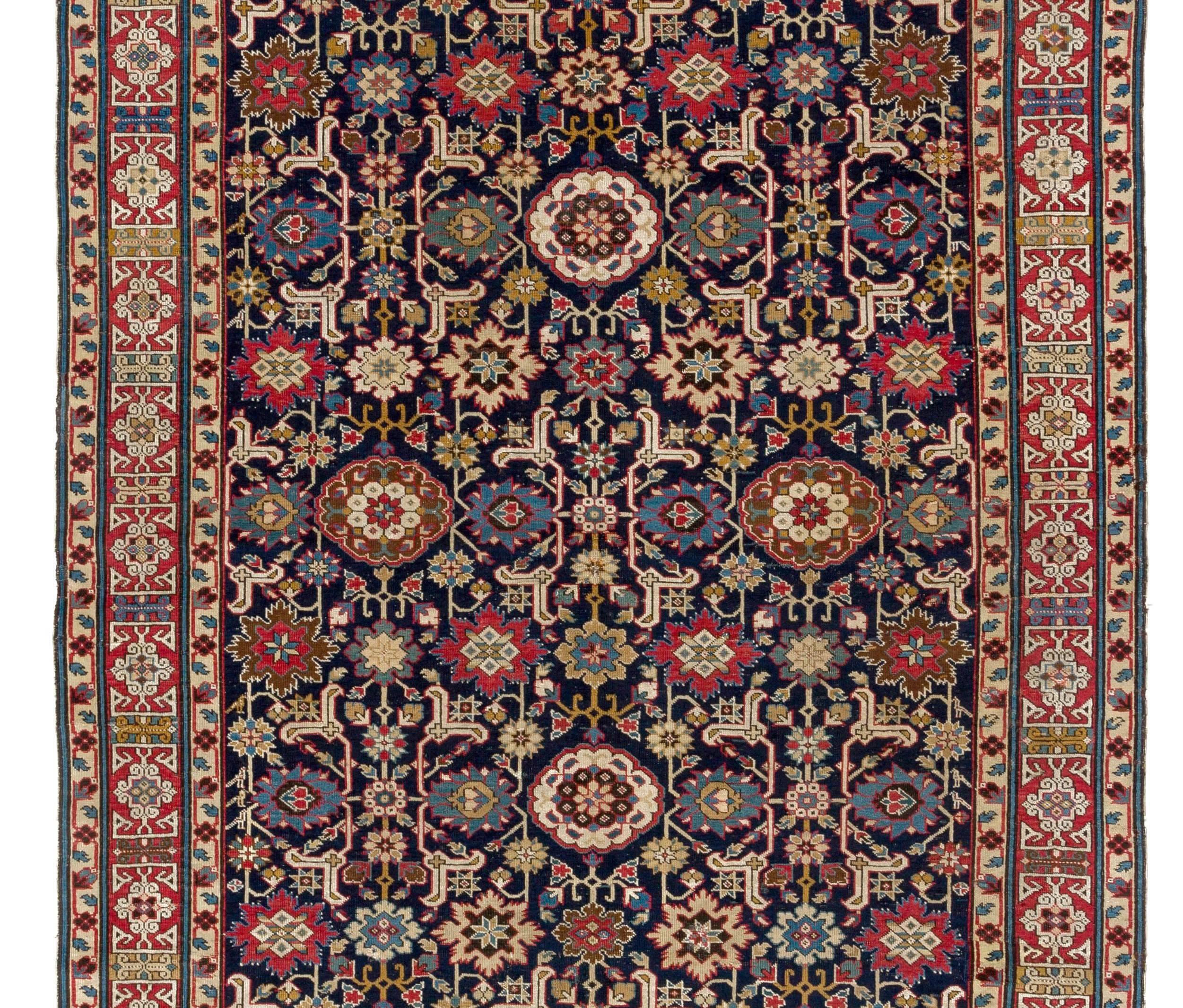 Ein prächtiger Afschan-Kuba-Teppich mit hohem Sammlerwert aus der Zeit um 1840. Er gehört zu einer Familie bedeutender Teppiche, die im Nordkaukasus im Auftrag von Palästen und wohlhabenden Haushalten gewebt wurden. Ihre Inspiration für die