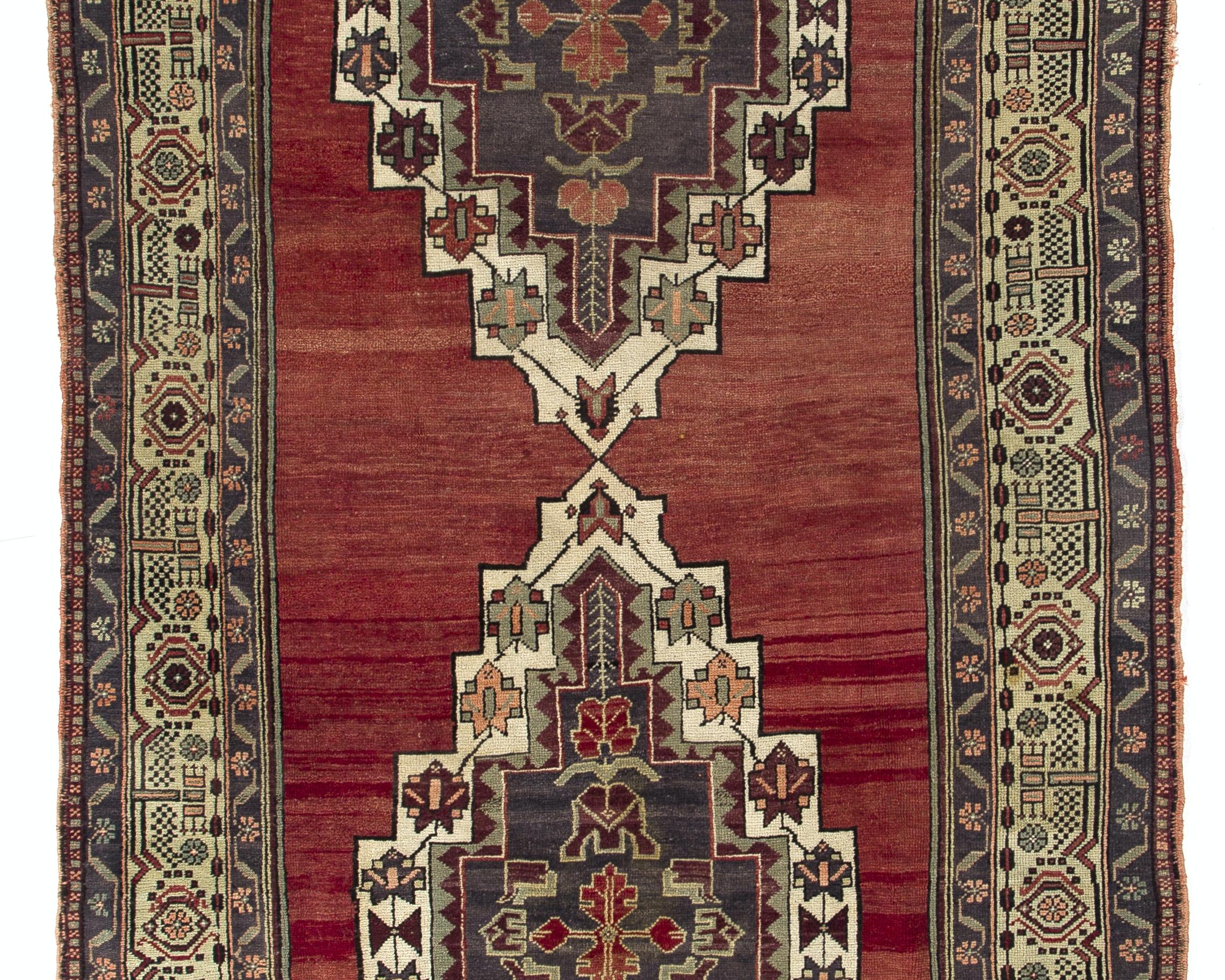 Turc Tapis tribal turc vintage fait à la main 5.3x12.6 Ft. Tapis d'Orient unique en son genre en vente