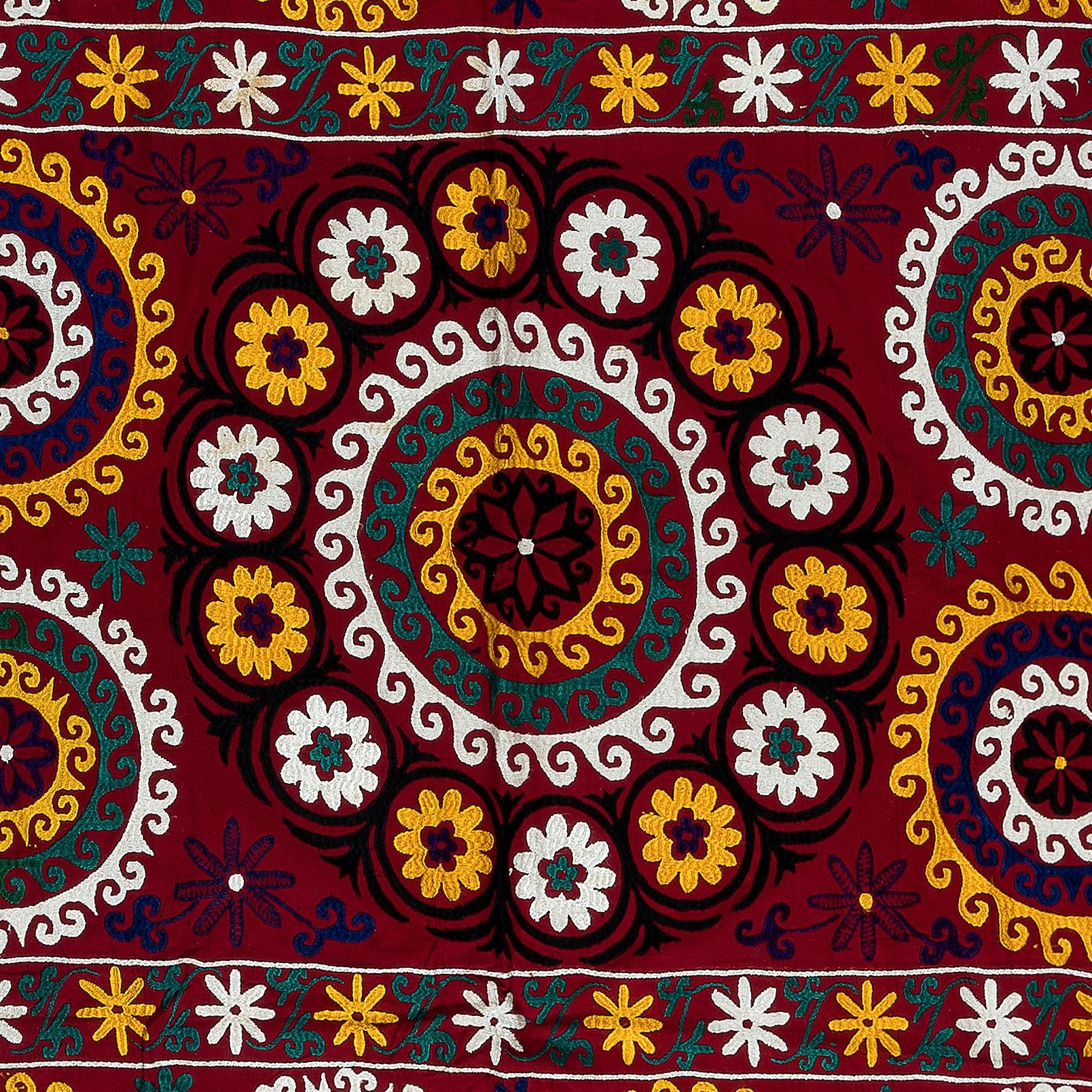 Suzani, ein zentralasiatischer Begriff für eine bestimmte Art von Handarbeit, ist auch der allgemeinere Name für die äußerst beliebten dekorativen Textilstücke, die diese Handarbeit in lebhaften Farben mit kühnen, ausdrucksstarken floralen und