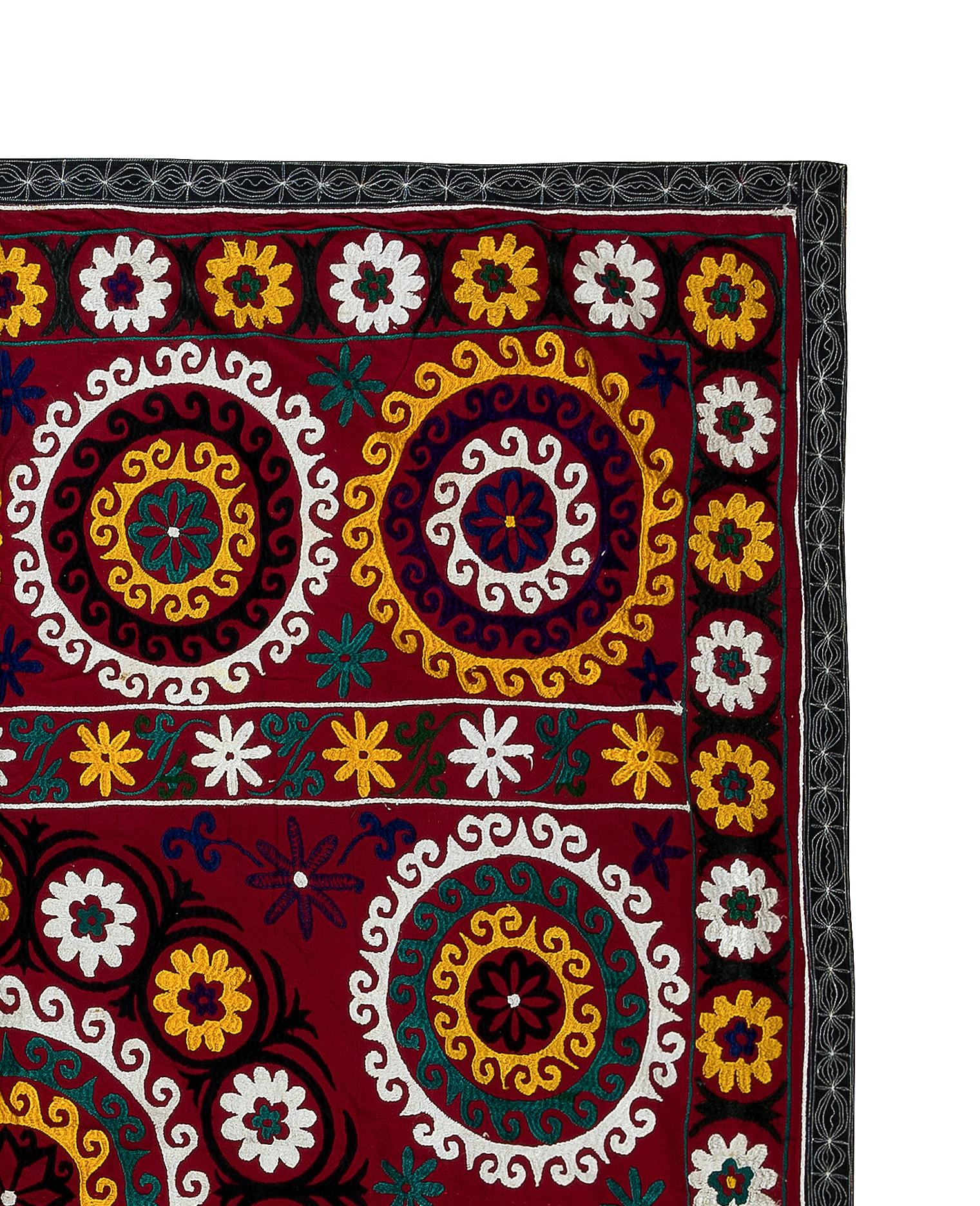 5.3x6 Ft Wunderschöner Suzani-Wandbehang aus Seide in Rot, handbestickte Vintage-Überwurf (Usbekisch) im Angebot