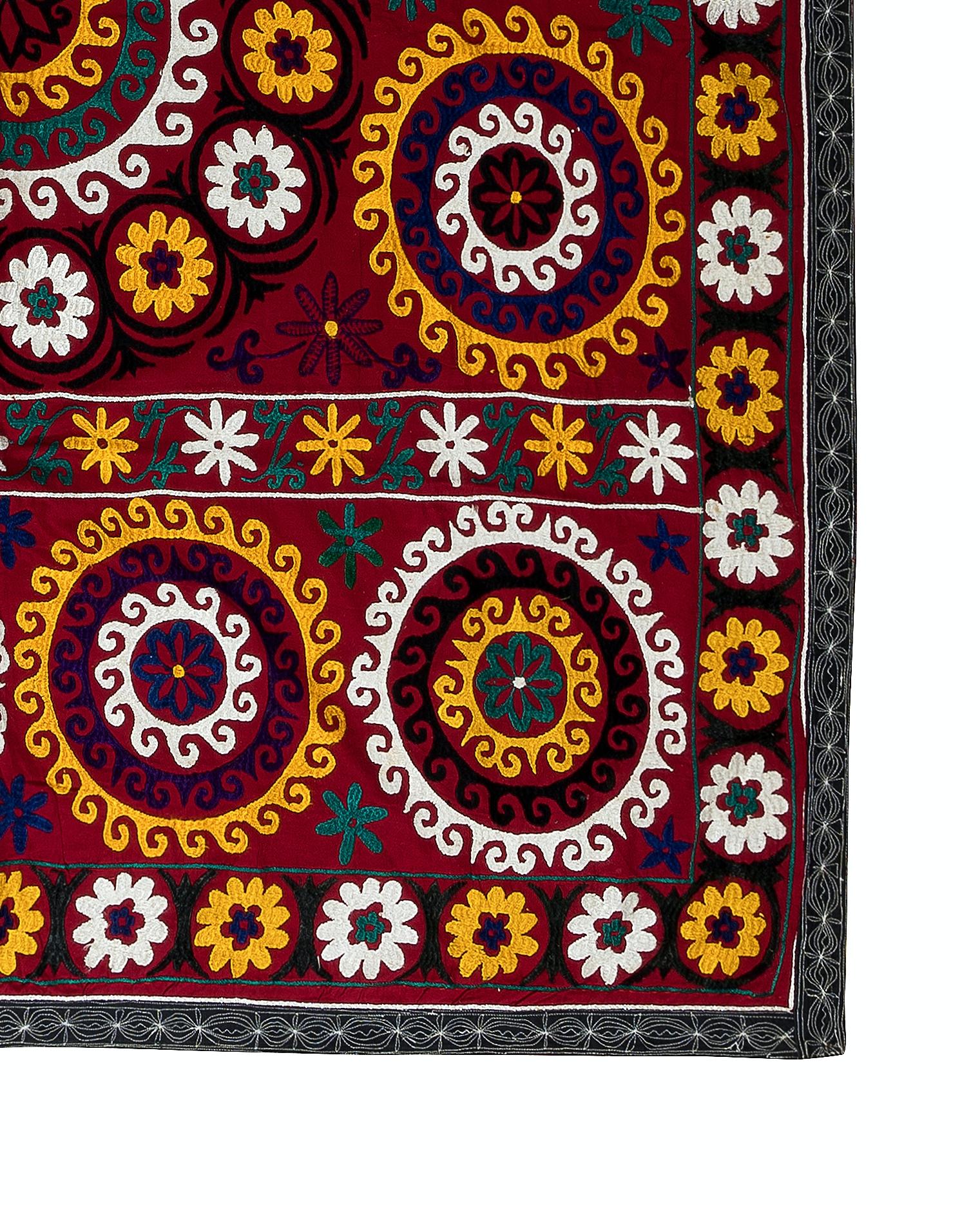 5.3x6 Ft Gorgeous Silk Wall Hanging in Red, Embroidery Throw, 1970s Bedspread In Good Condition For Sale In Spring Valley, NY