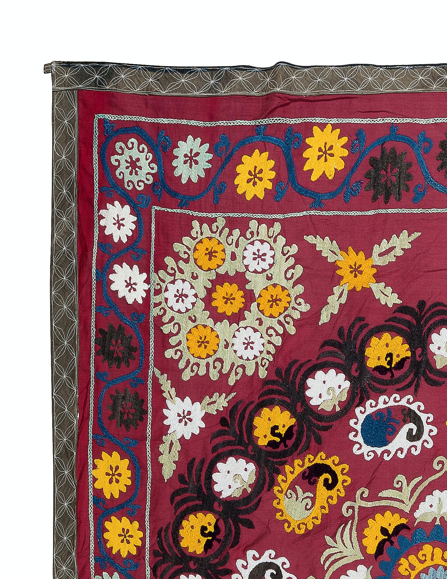 Suzani 5.3x6.2 Ft Vintage brodé rouge couvre-lit, Uzbek Silk & Cotton Wall Hanging en vente