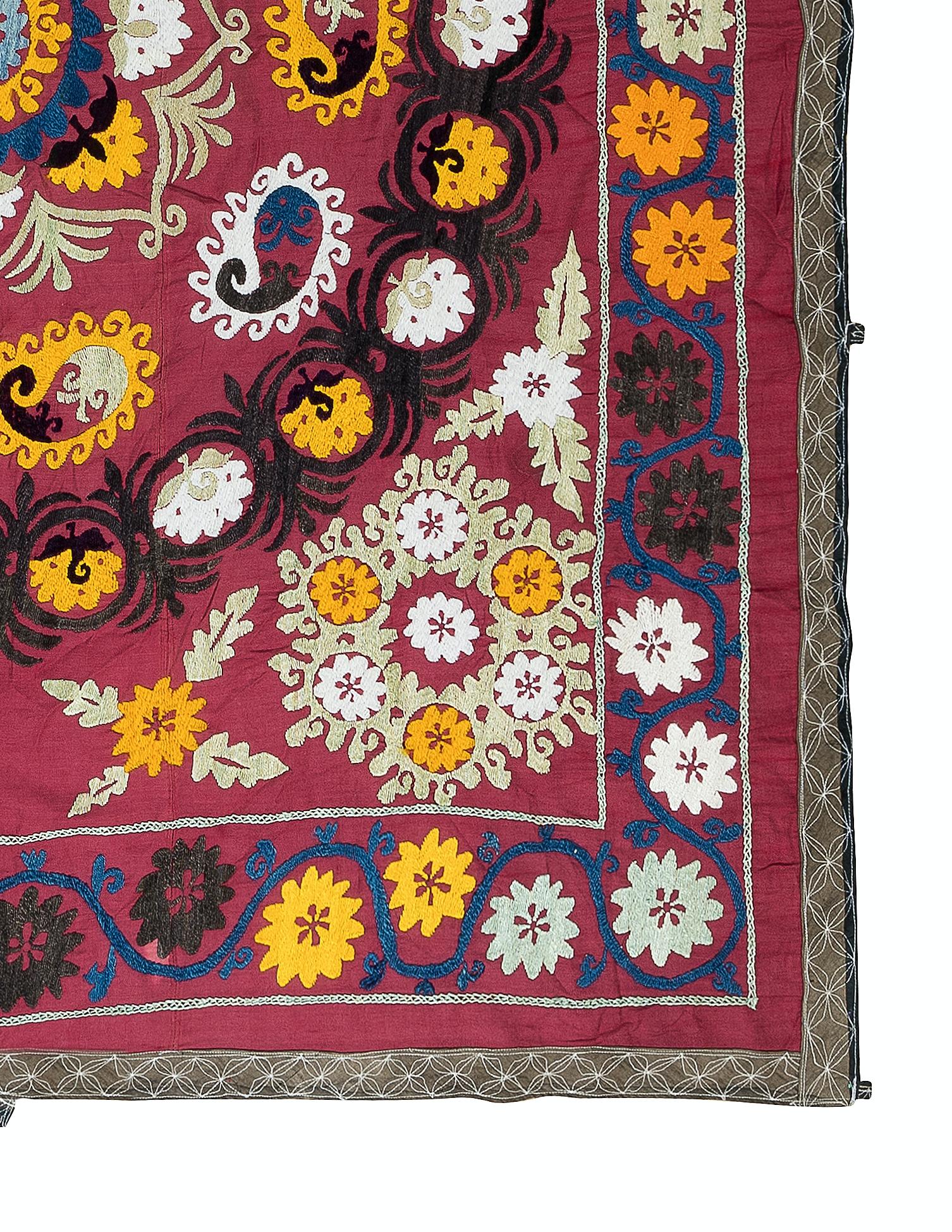 Brodé 5.3x6.2 Ft Vintage brodé rouge couvre-lit, Uzbek Silk & Cotton Wall Hanging en vente