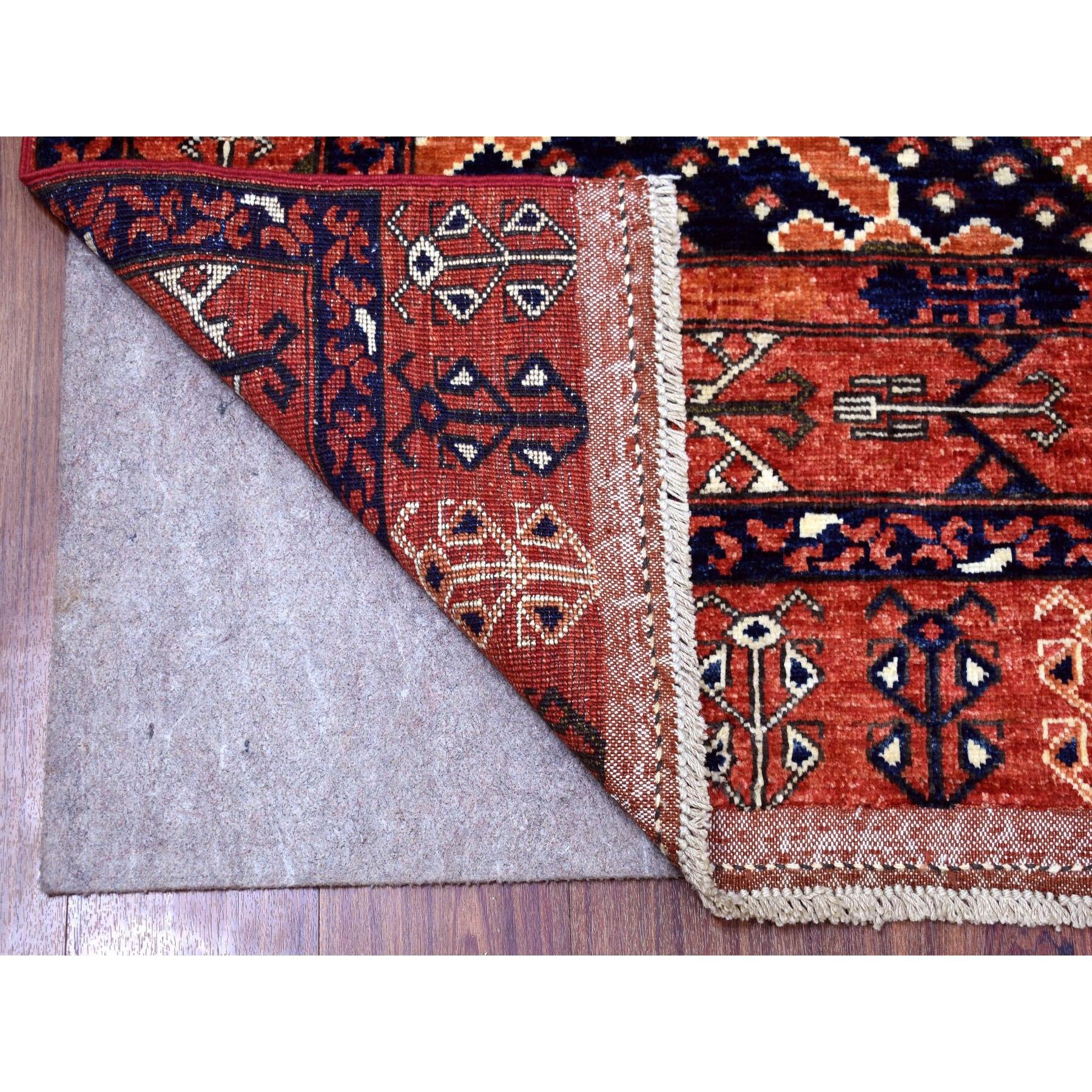 Se trata de una auténtica alfombra oriental Ersari afgana roja de pura lana con diseño geométrico anudada a mano. Ha sido anudada durante meses y meses con técnicas artesanales de tejido centenarias por expertos artesanos.
Materiales primarios: