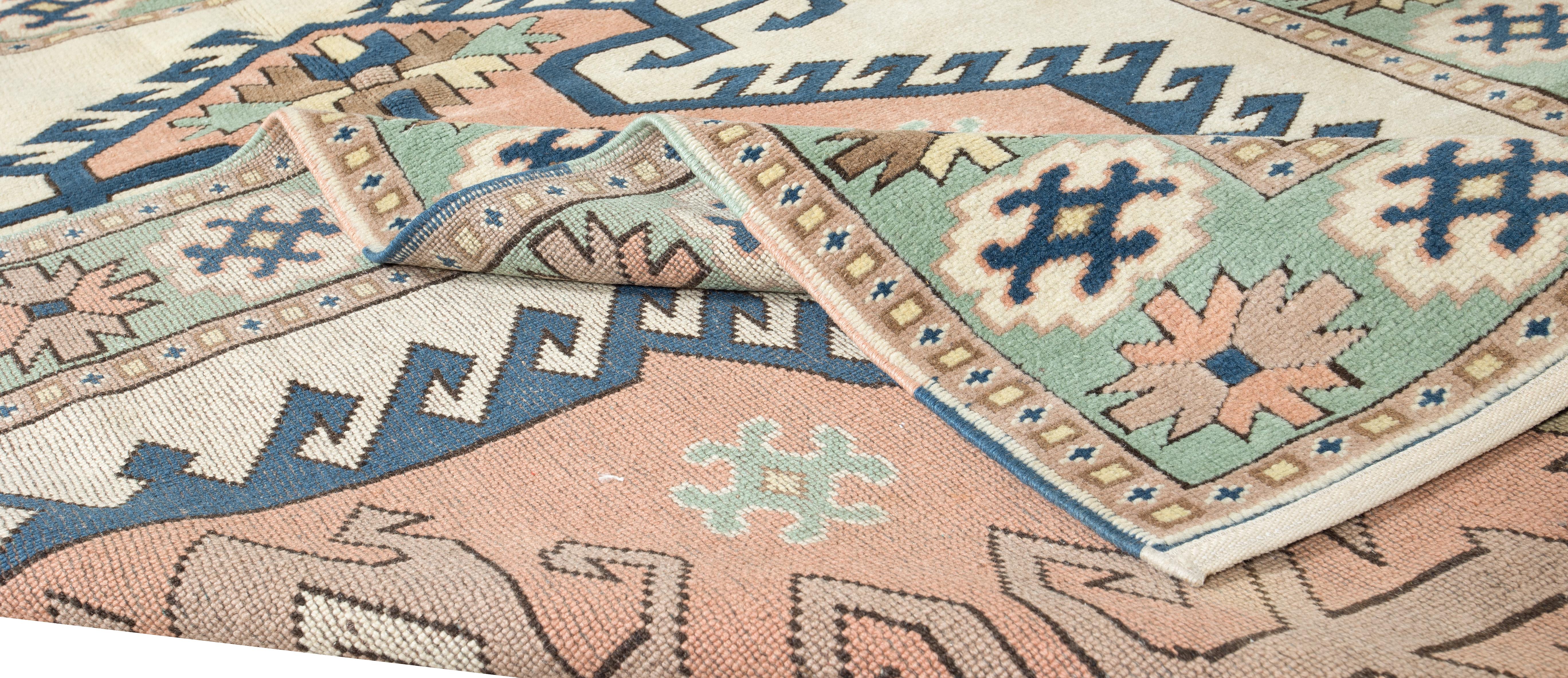 Handgeknüpfter türkischer Vintage-Teppich mit geometrischem Medaillon-Design 5.3x6.8 Ft (Türkisch) im Angebot