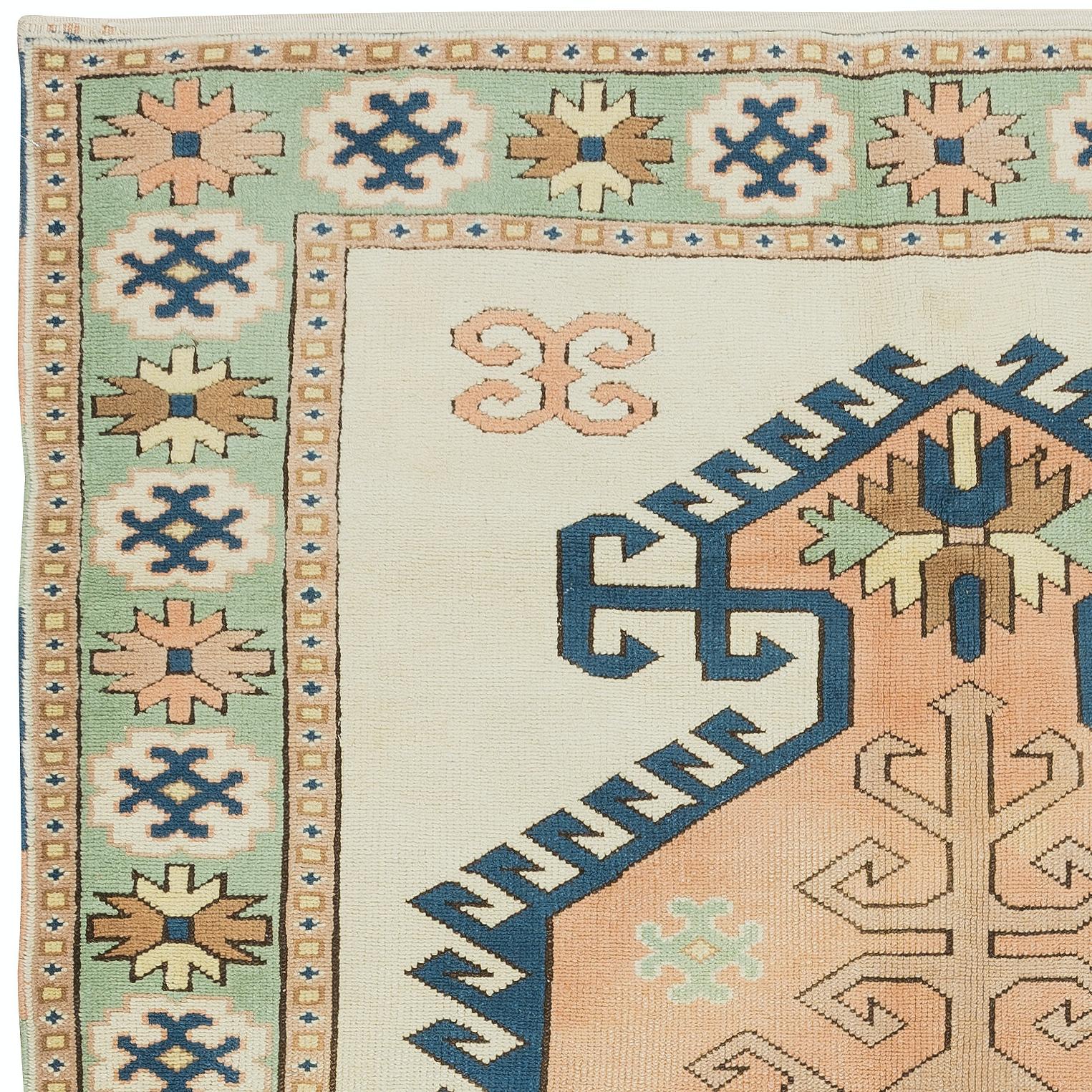 Handgeknüpfter türkischer Vintage-Teppich mit geometrischem Medaillon-Design 5.3x6.8 Ft (20. Jahrhundert) im Angebot