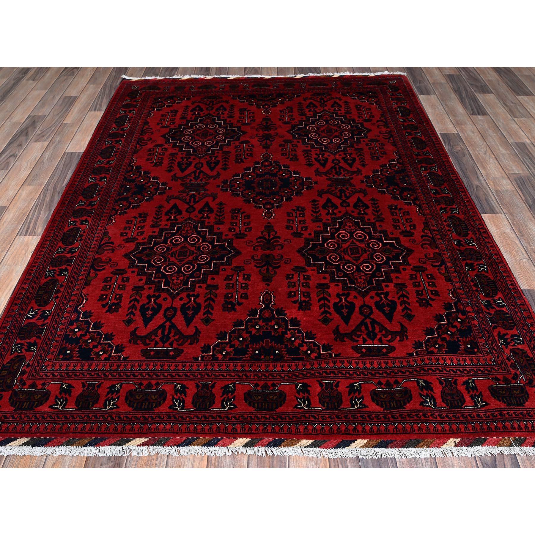 Rouge écarlate, Khamyab afghan à motifs de médaillons géométriques, noué à la main, 100 % laine, teintures naturelles, tapis d'Orient
Matières premières : Laine
Latex : Pas de poils 
hauteur : 0,25 pouces
Style : Traditionnel
Couleur primaire :