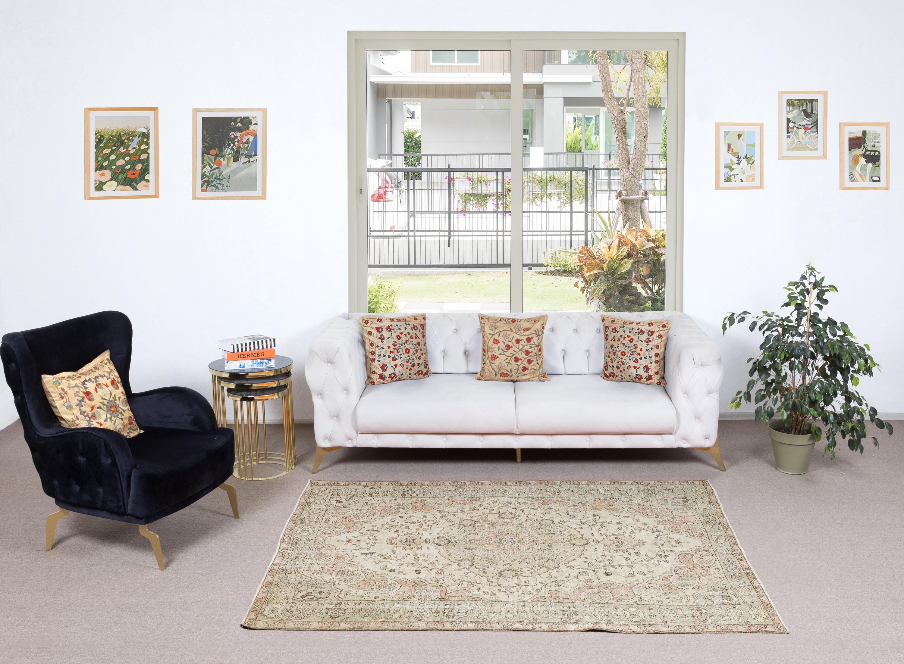 Unsere sonnenverblassten Vintage-Teppiche sind allesamt handgeknüpfte Unikate mit einer 50-70 Jahre alten Geschichte. Jeder Teppich spiegelt die jahrhundertealte türkische Teppichwebtradition wider und zeichnet sich durch einen einzigartigen