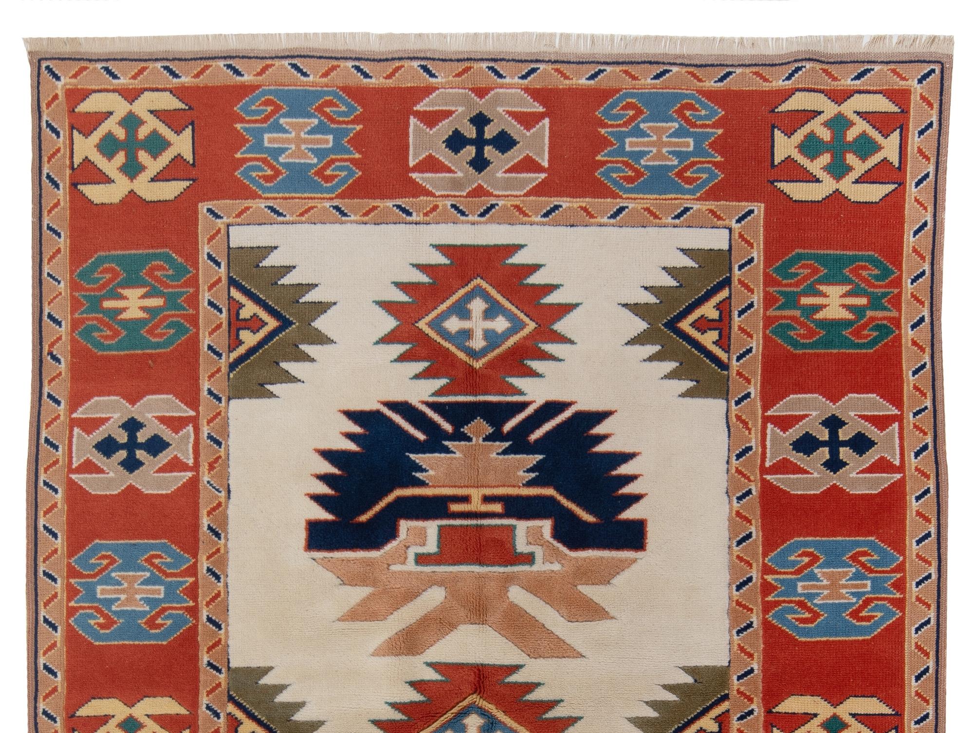 Feiner handgeknüpfter Vintage-Teppich mit natürlichen Farbstoffen. Maße: 5.3x7.4 ft
Fein handgeknüpft mit gleichmäßigem, mittelhohem Wollflor auf Baumwollgrund. Sehr guter Zustand. Robust und so sauber wie ein nagelneuer Teppich (professionell